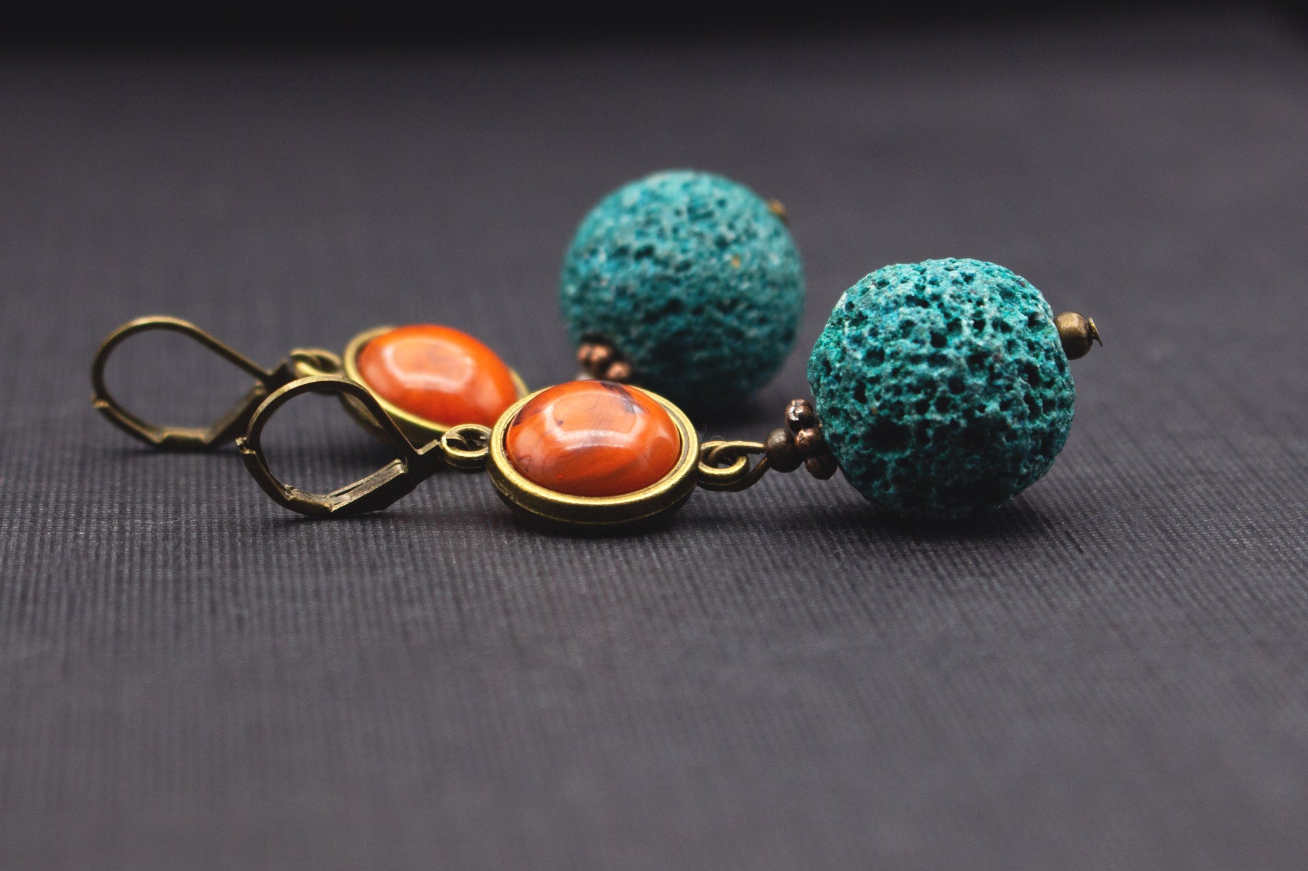Edle Ohrringe mit Lavaperlen Türkisgrün und marmorierten Cabochon Perlen in Orange