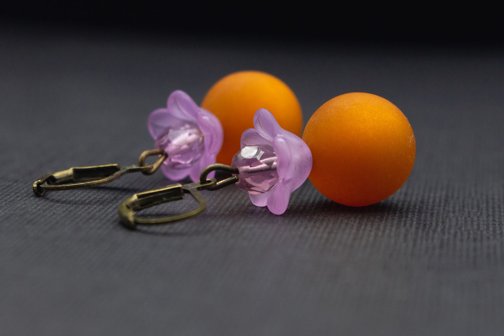 Ohrringe mit fliederfarbenen Blüten und hellbraunen Polaris-Perlen, romantischer Ohrschmuck für besondere Momente