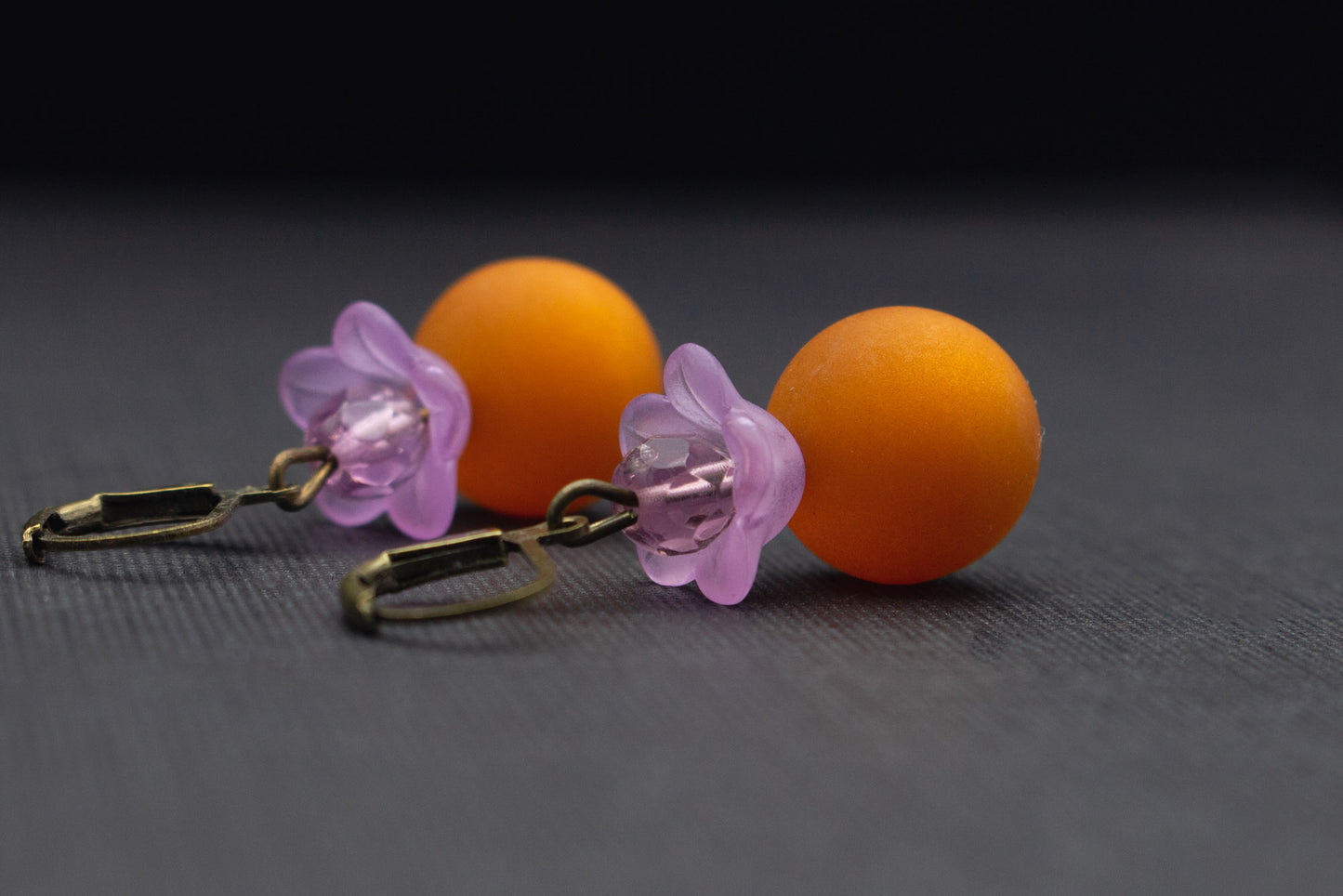 Romantische Ohrringe mit hellbraunen Polaris-Perlen und zarten Blüten in Flieder, eleganter Schmuck für Alltag und besondere Anlässe