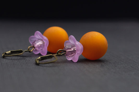 Romantische Ohrringe mit hellbraunen Polaris-Perlen und zarten Blüten in Flieder, eleganter Schmuck für Alltag und besondere Anlässe