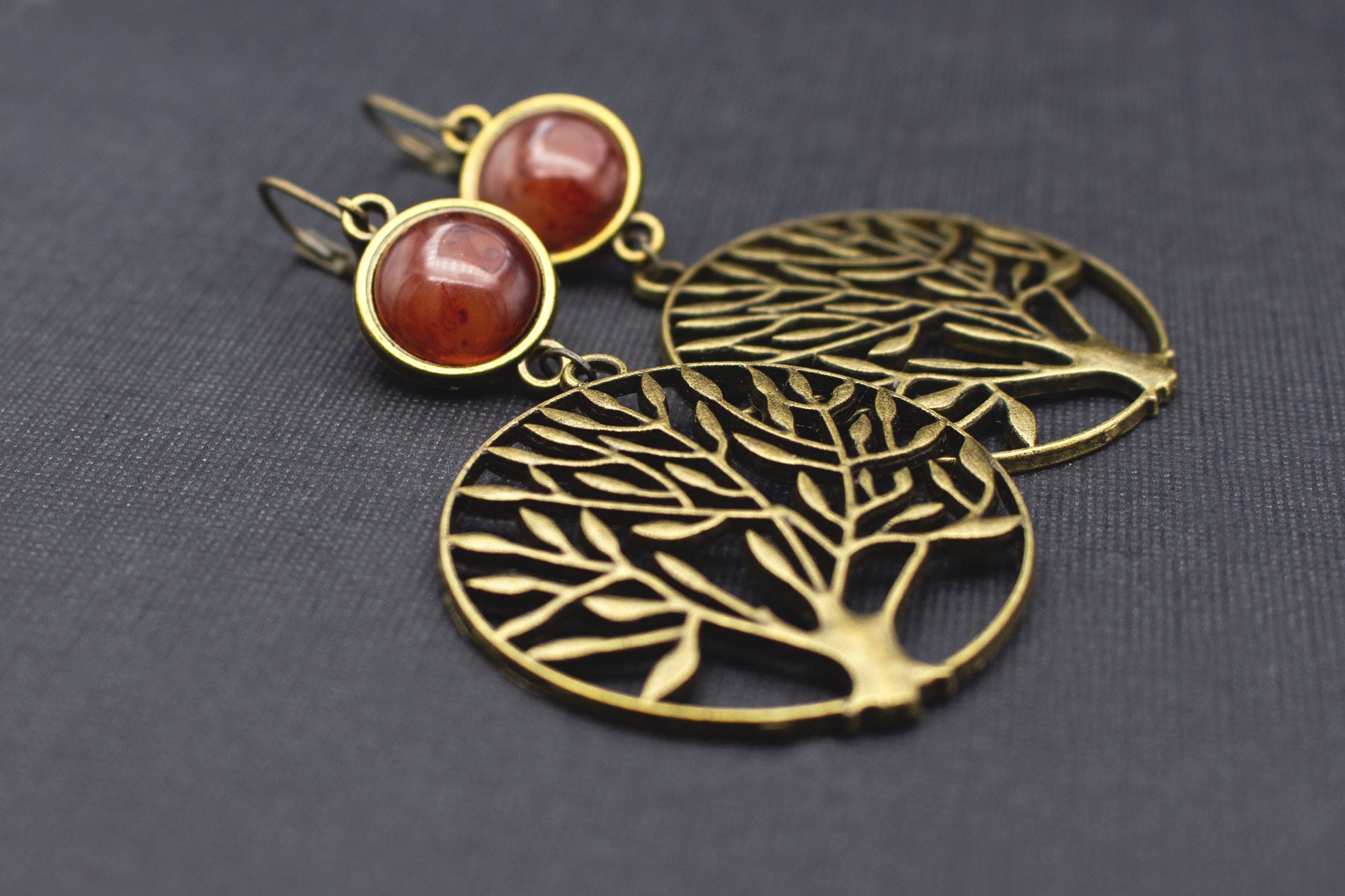 Antik-Bronze-Ohrringe mit Baum-Anhänger und bernsteinbraunem Cabochon