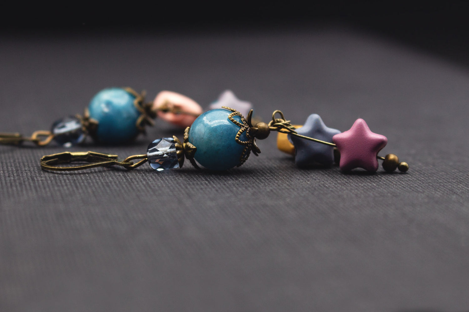 Ohrringe Antik Bronze mit Glasperlen in Blau und bunten Sternen – moderner Schmuck
