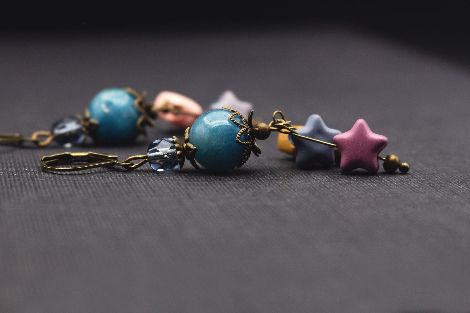 Ohrringe Antik Bronze mit Glasperlen in Blau und bunten Sternen – moderner Schmuck