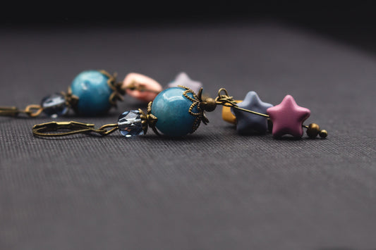 Ohrringe Antik Bronze mit Glasperlen in Blau und bunten Sternen – moderner Schmuck