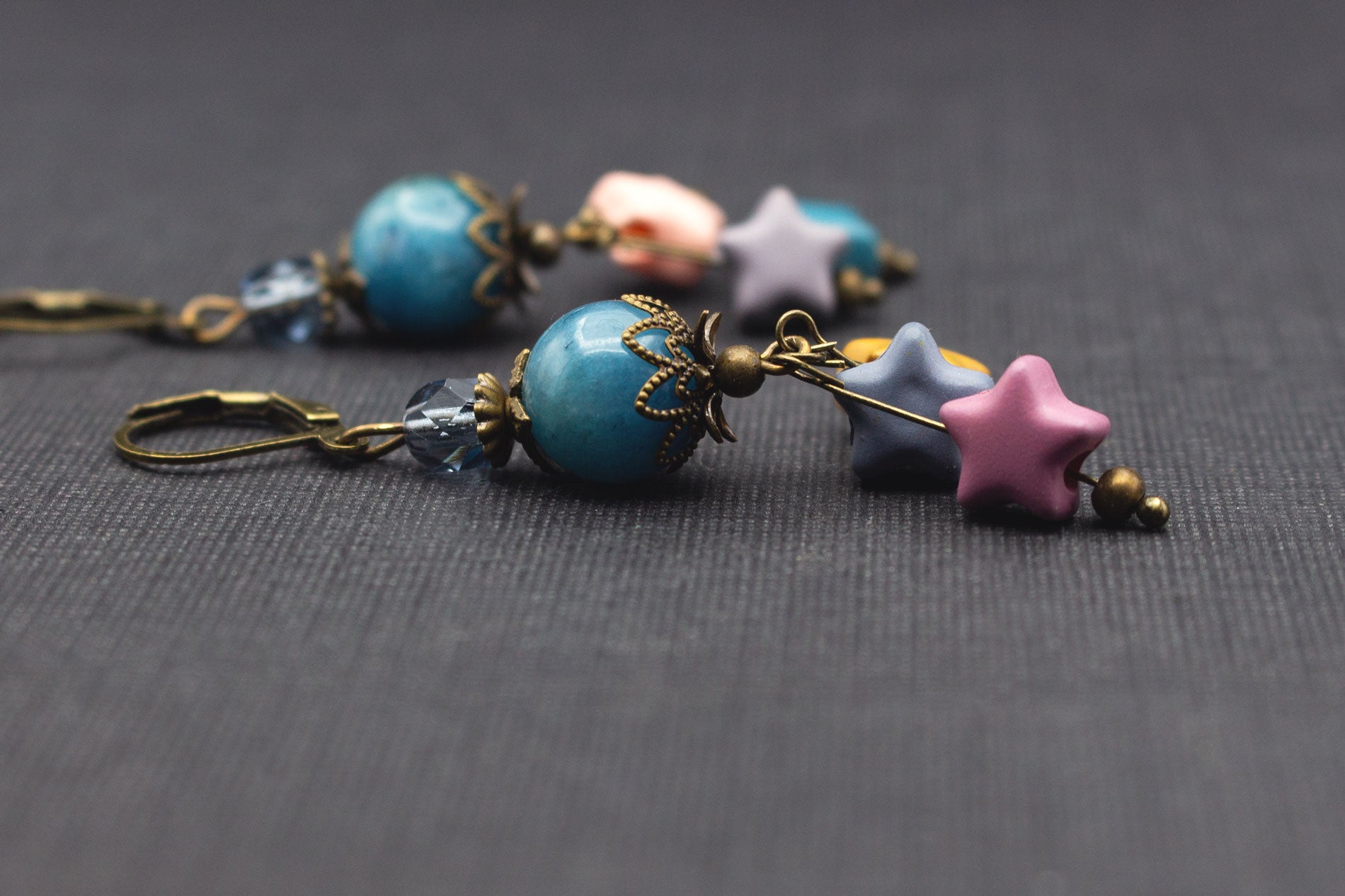 Trendige Ohrringe Bronze Blau Rosa Sterne – verspielter Schmuck für Frauen