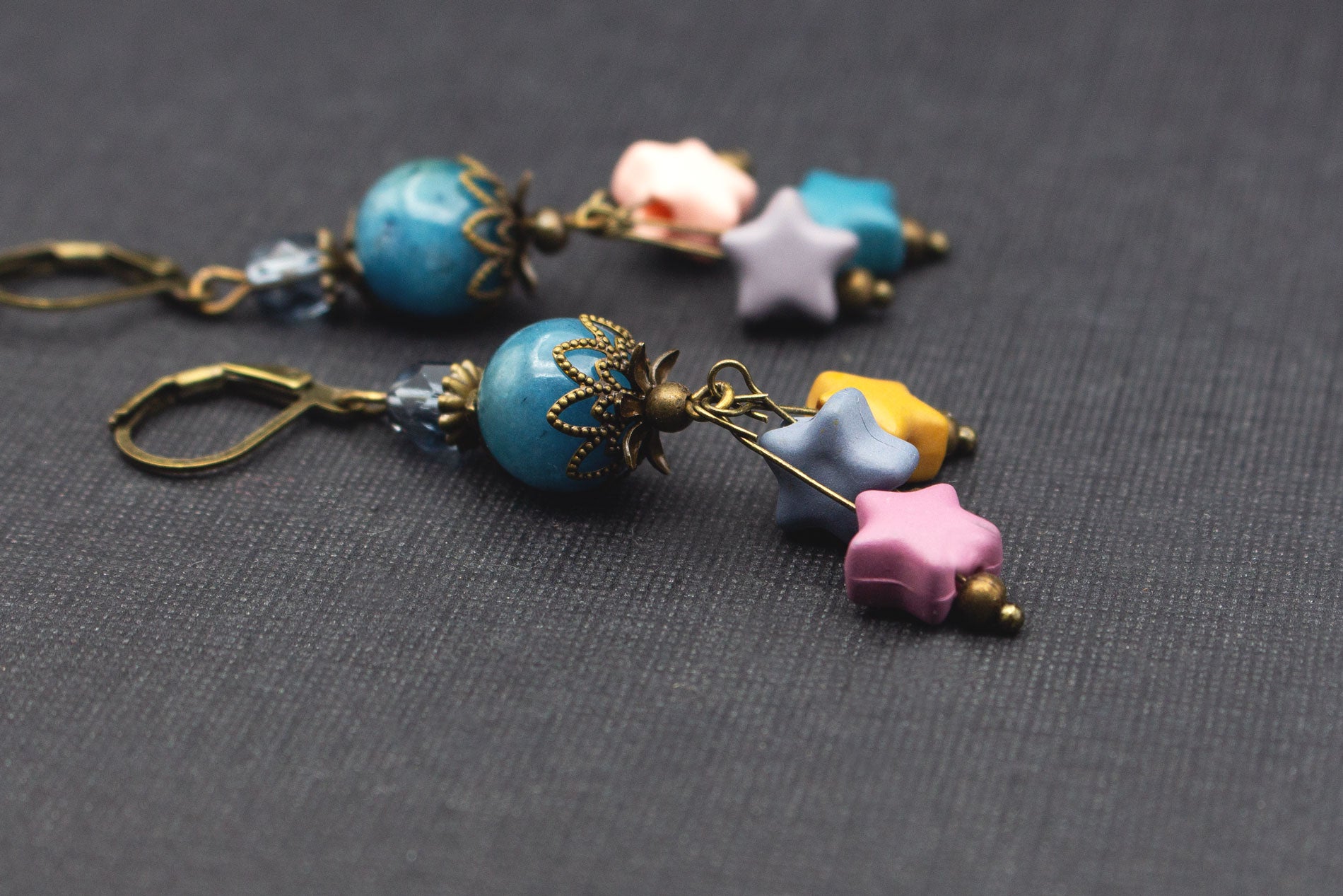 Ohrringe mit Glasperlen Blau und Sternen Rosa Violett – farbenfrohes Accessoire im modernen Stil