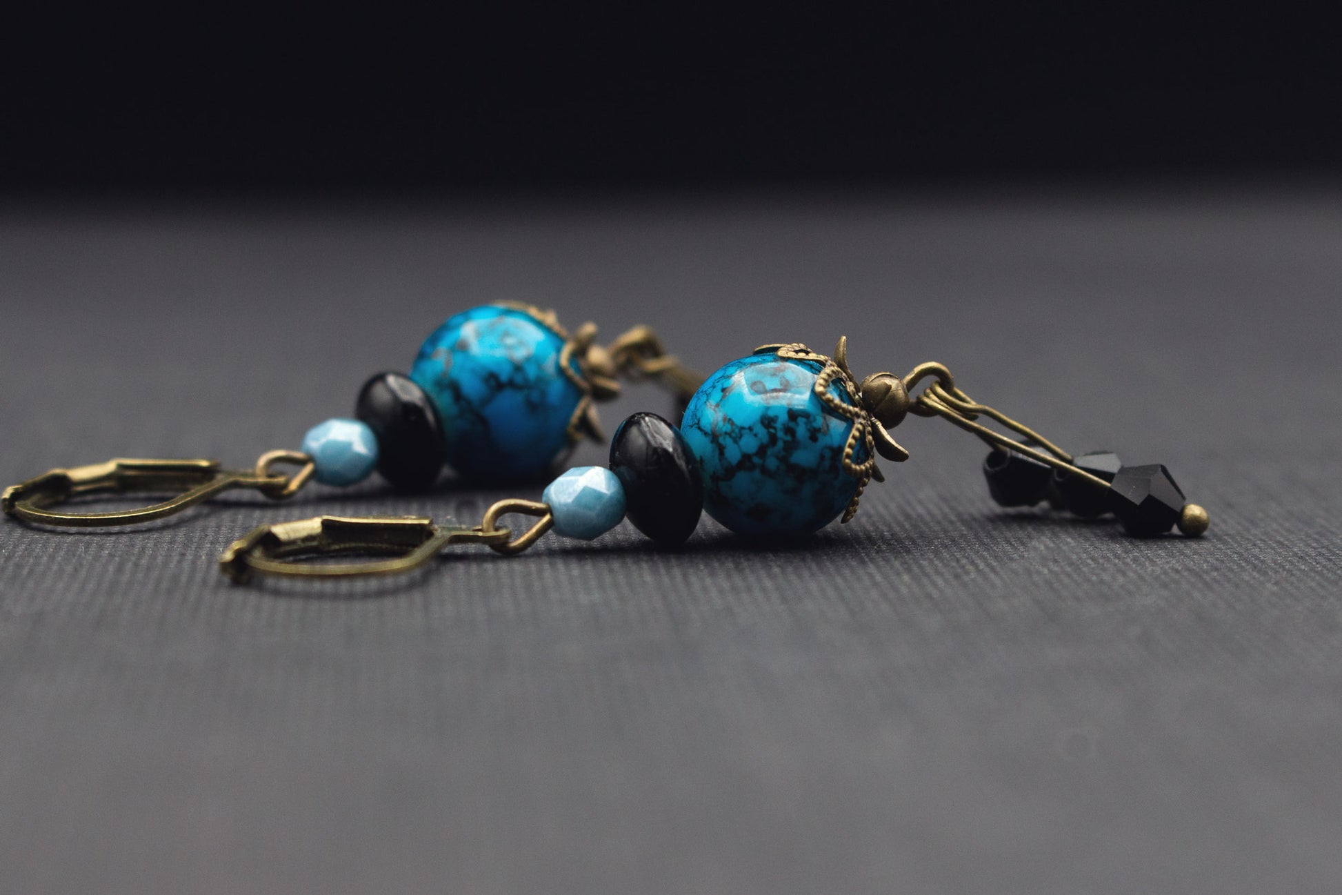 Ohrringe mit blauen Glasperlen und schwarzen Details – eleganter Schmuck
