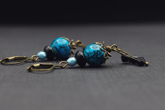 Ohrringe mit blauen Glasperlen und schwarzen Details – eleganter Schmuck