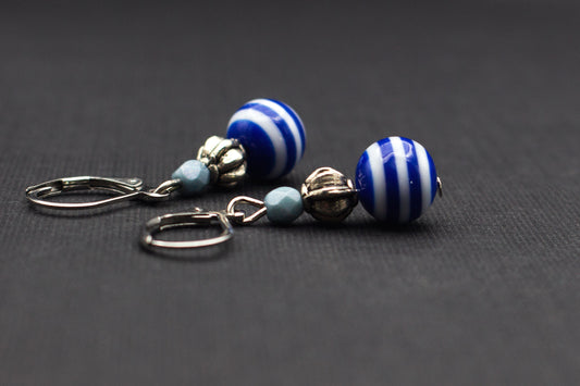 Ohrringe Blau Weiß gestreift mit Perlen – maritimer Schmuck modern und frisch
