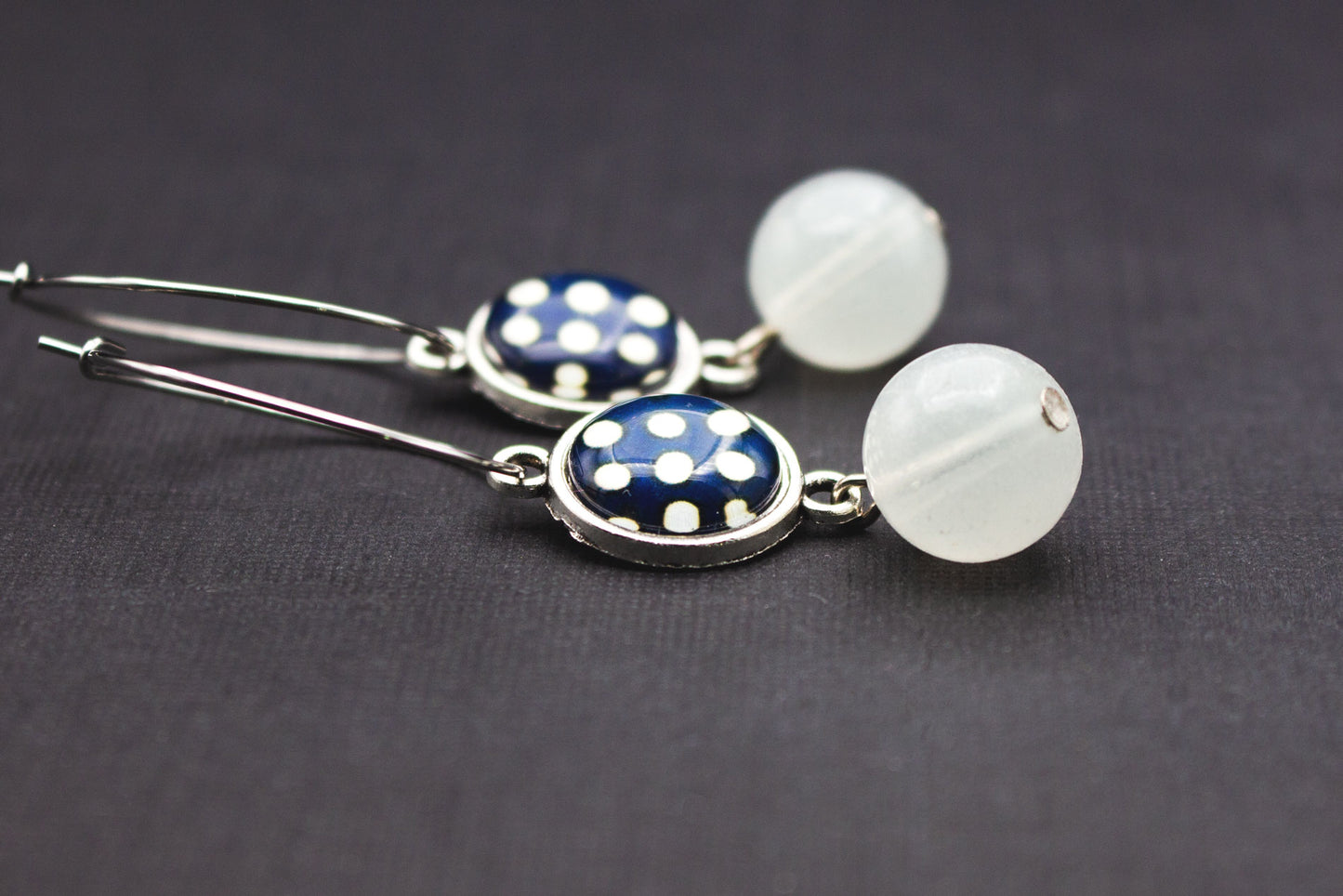 Ohrringe in Blau und Weiß mit milchigen Glasperlen und Cabochons