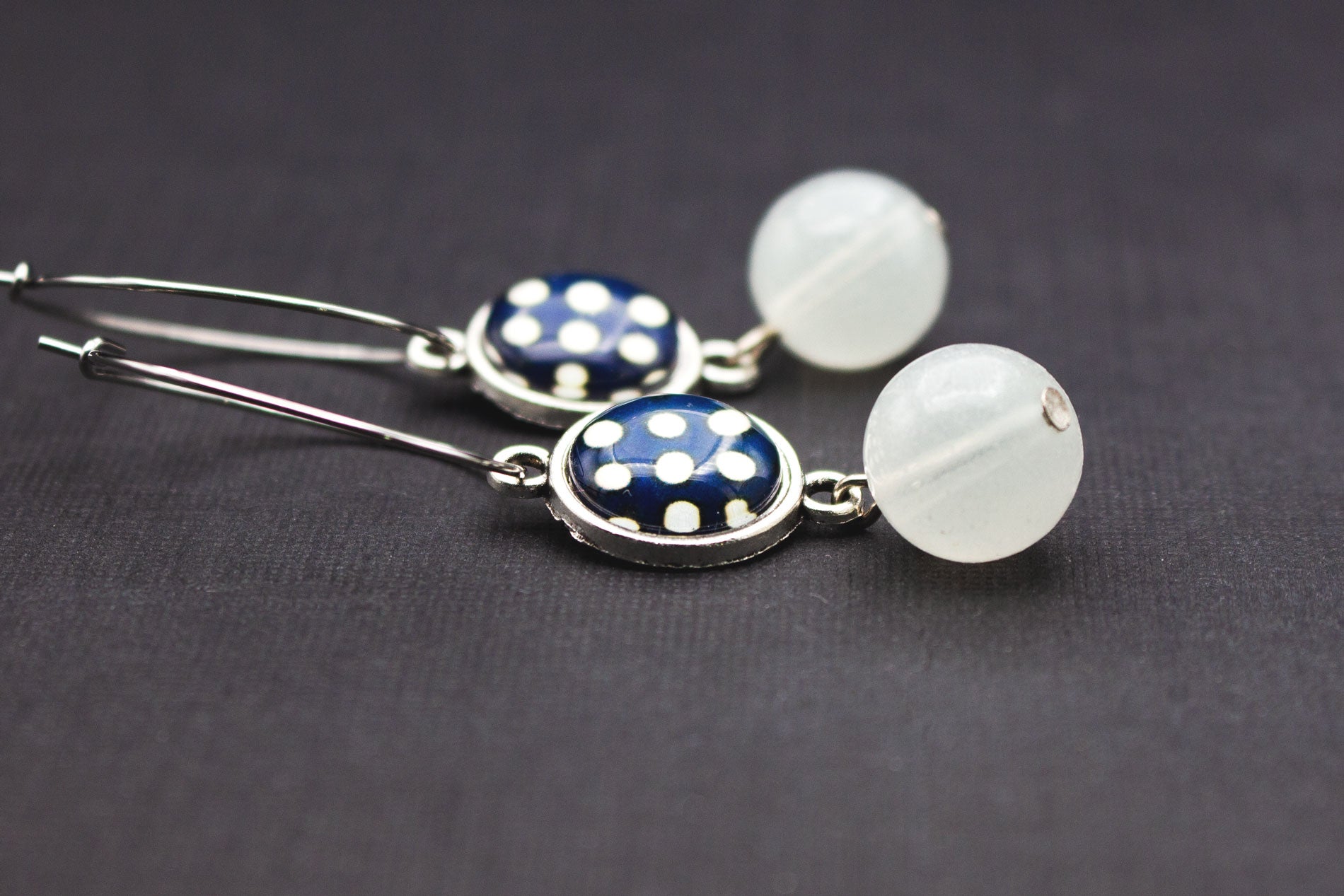 Ohrringe in Blau und Weiß mit milchigen Glasperlen und Cabochons