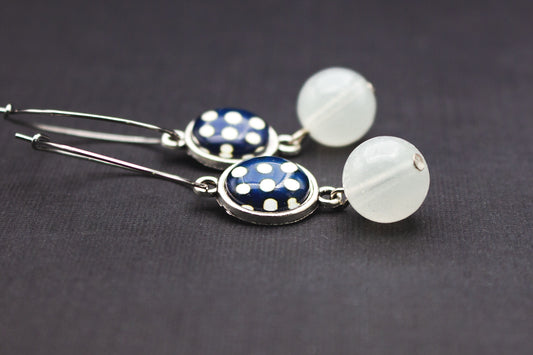 Ohrringe in Blau und Weiß mit milchigen Glasperlen und Cabochons