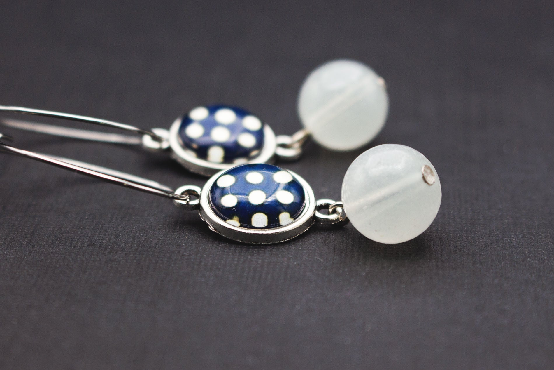 Detailansicht Ohrringe blau weiß mit Cabochons