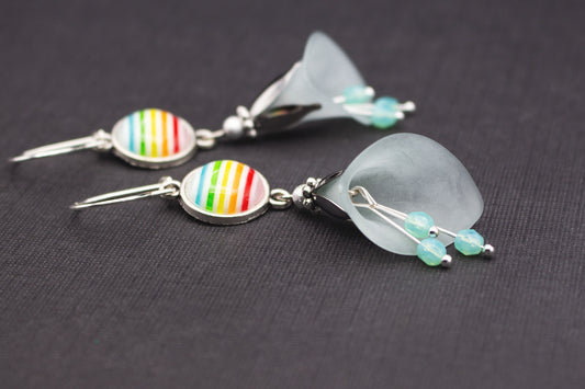 Ohrringe mit Blüten in Eisblau, Regenbogen-Cabochons und Glasperlen in Mint
