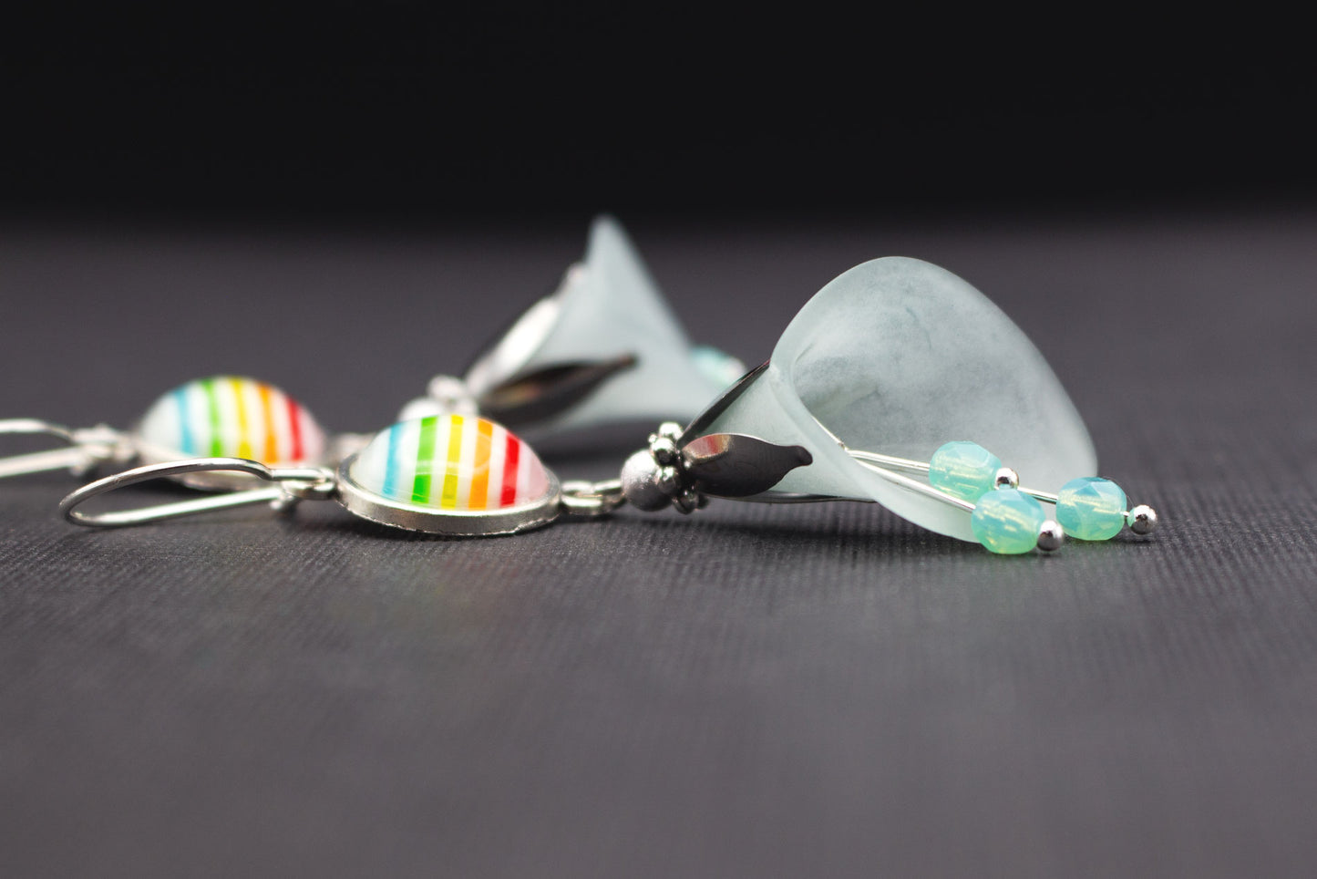 Detailansicht von Glasperlen in Mint und Regenbogen-Cabochons an eisblauen Blüten