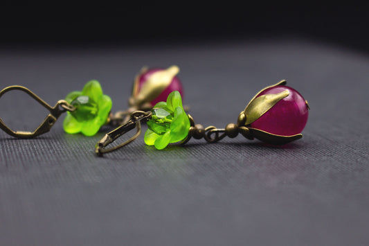 Ohrringe mit Glasperlen in Fuchsia und Acrylblüten in Grün
