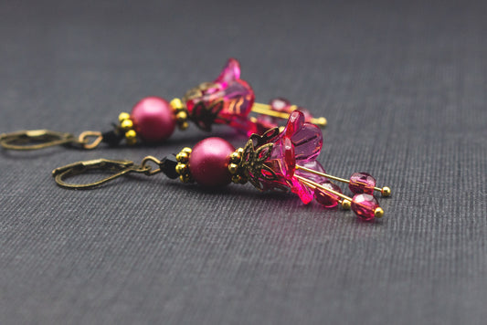 Blütenohrringe in Fuchsia Pink mit goldfarbenen Details und Glasperlen