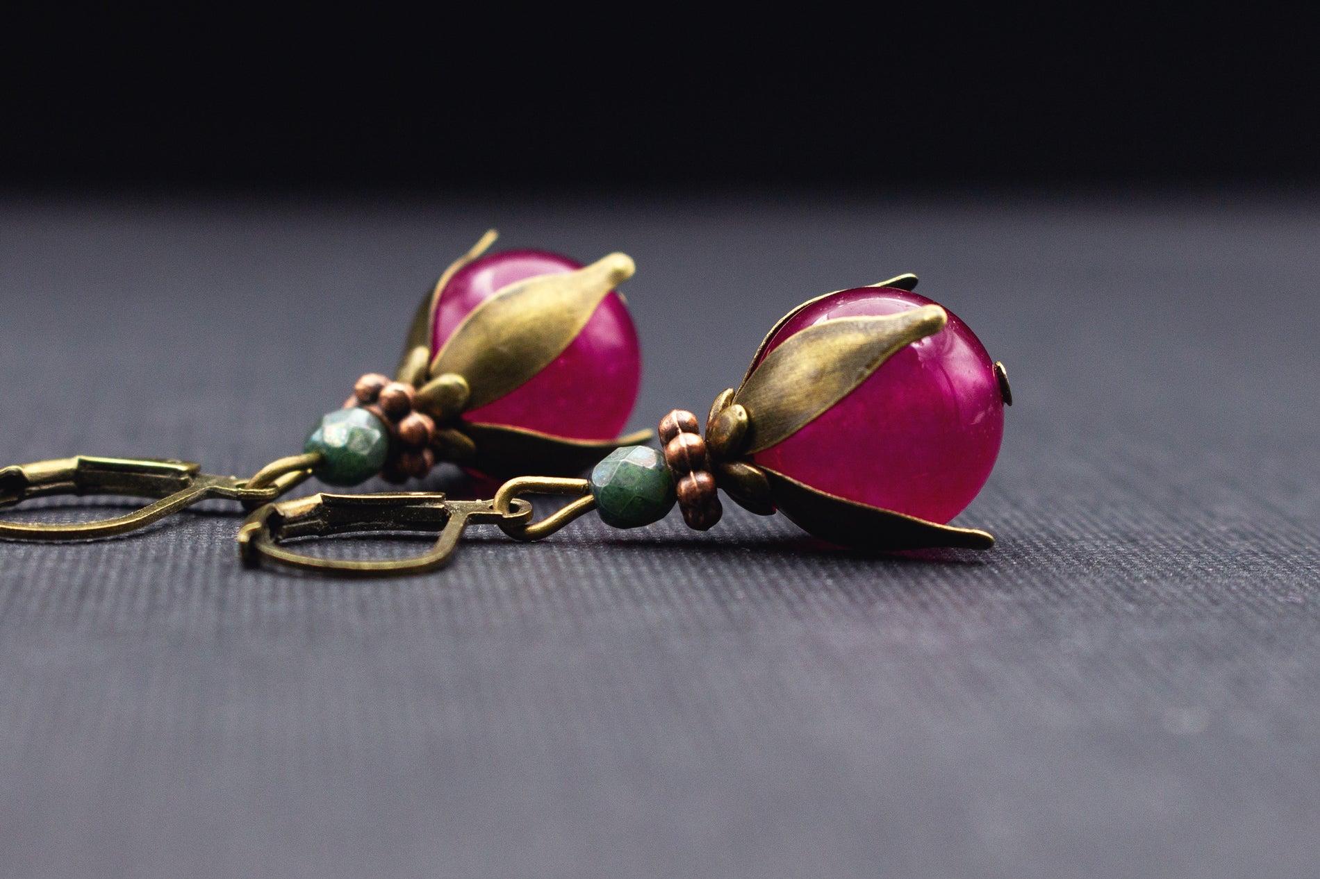 Handgefertigte Ohrringe mit Glasperlen in Fuchsia-Pink und Grün, ruhiges elegantes Design