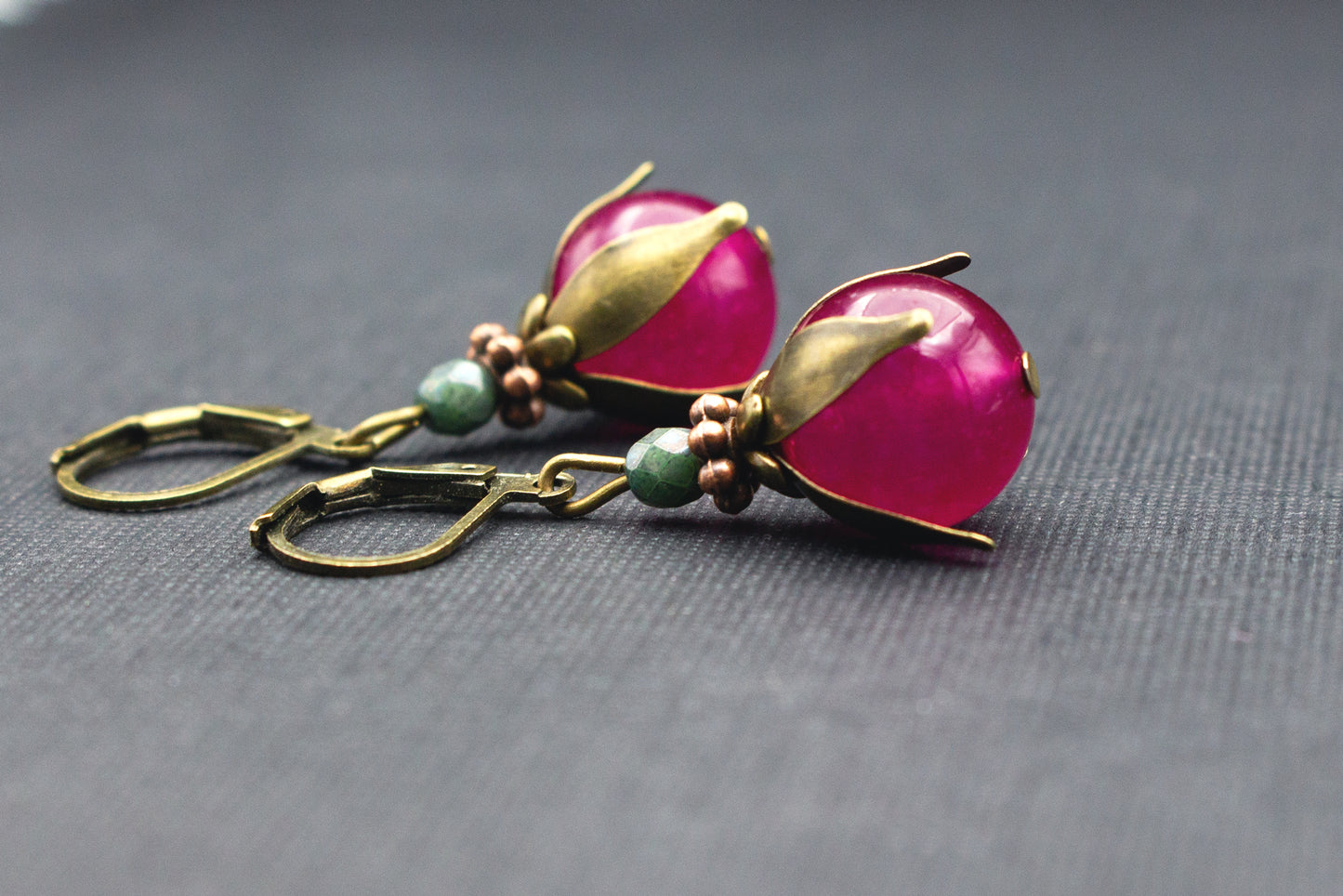 Glasperlen Ohrringe in Pink und Grün mit warmer Metallfassung und Klappbrisur