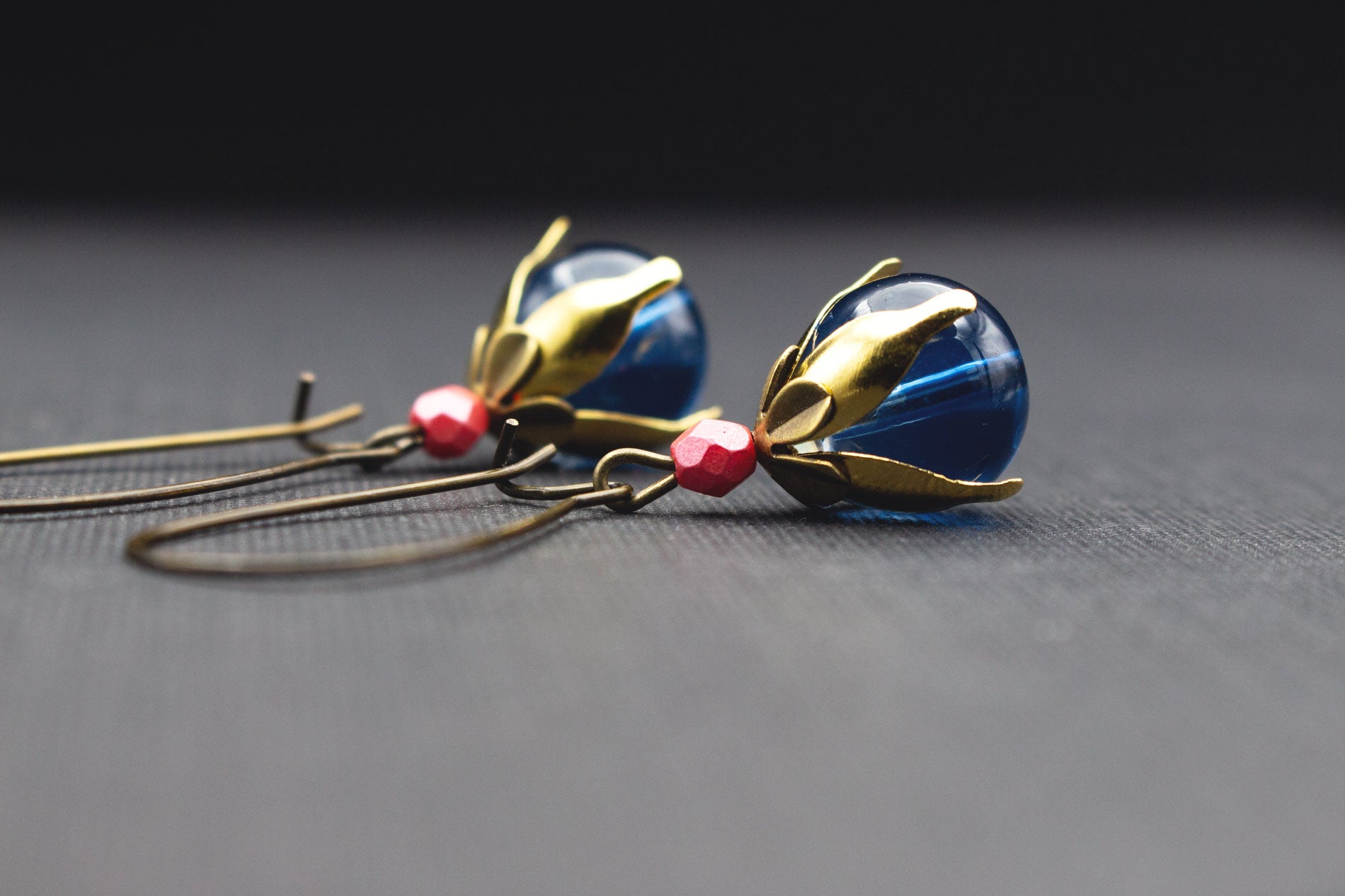 Elegante Ohrringe mit Glasperlen in Blau, Rosa und Fuchsia – Länge 4 cm