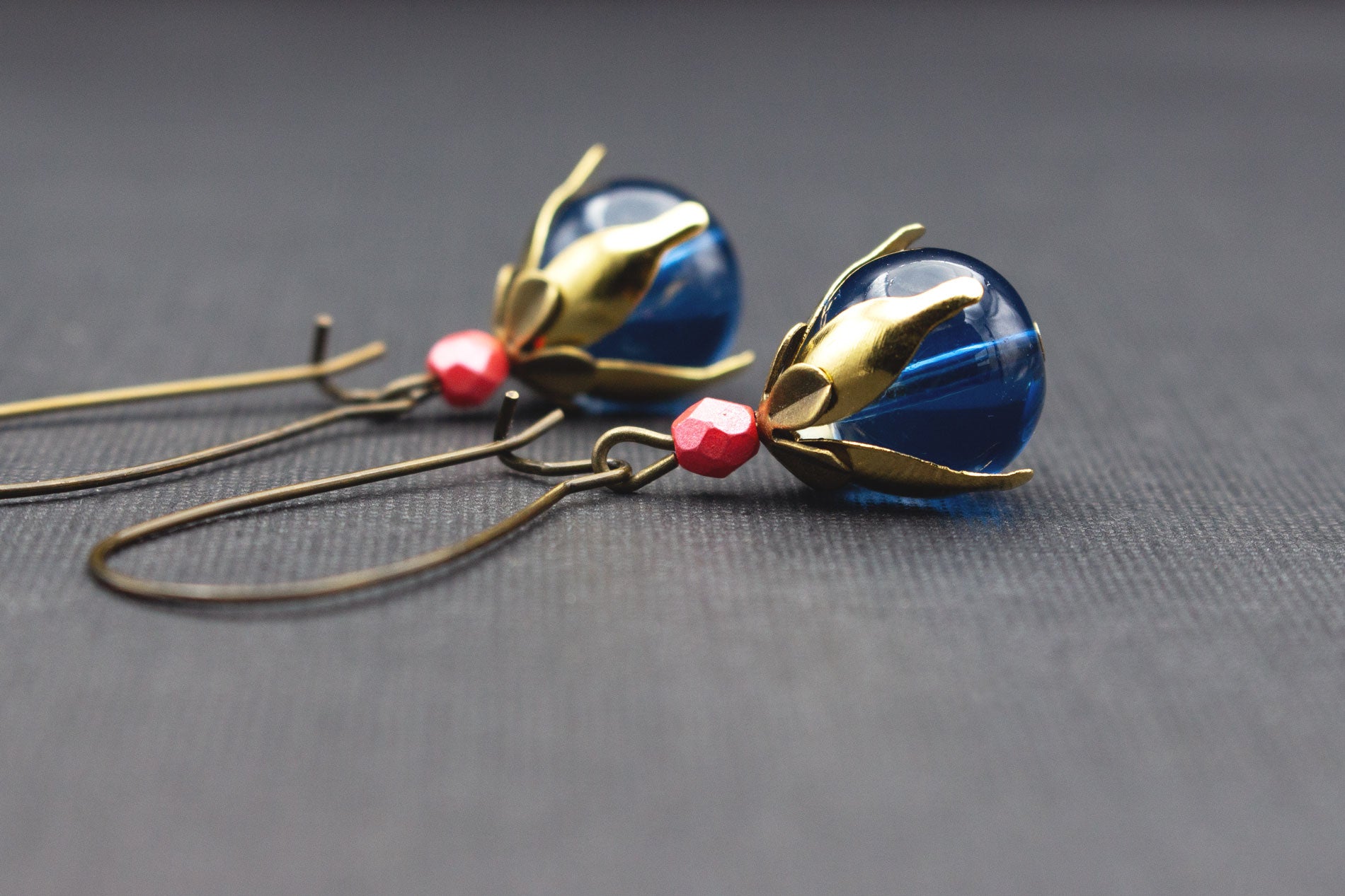 Damenohrringe mit Glasperlen in Blau, Rosa und Fuchsia, goldfarbene Details – 4 cm lang