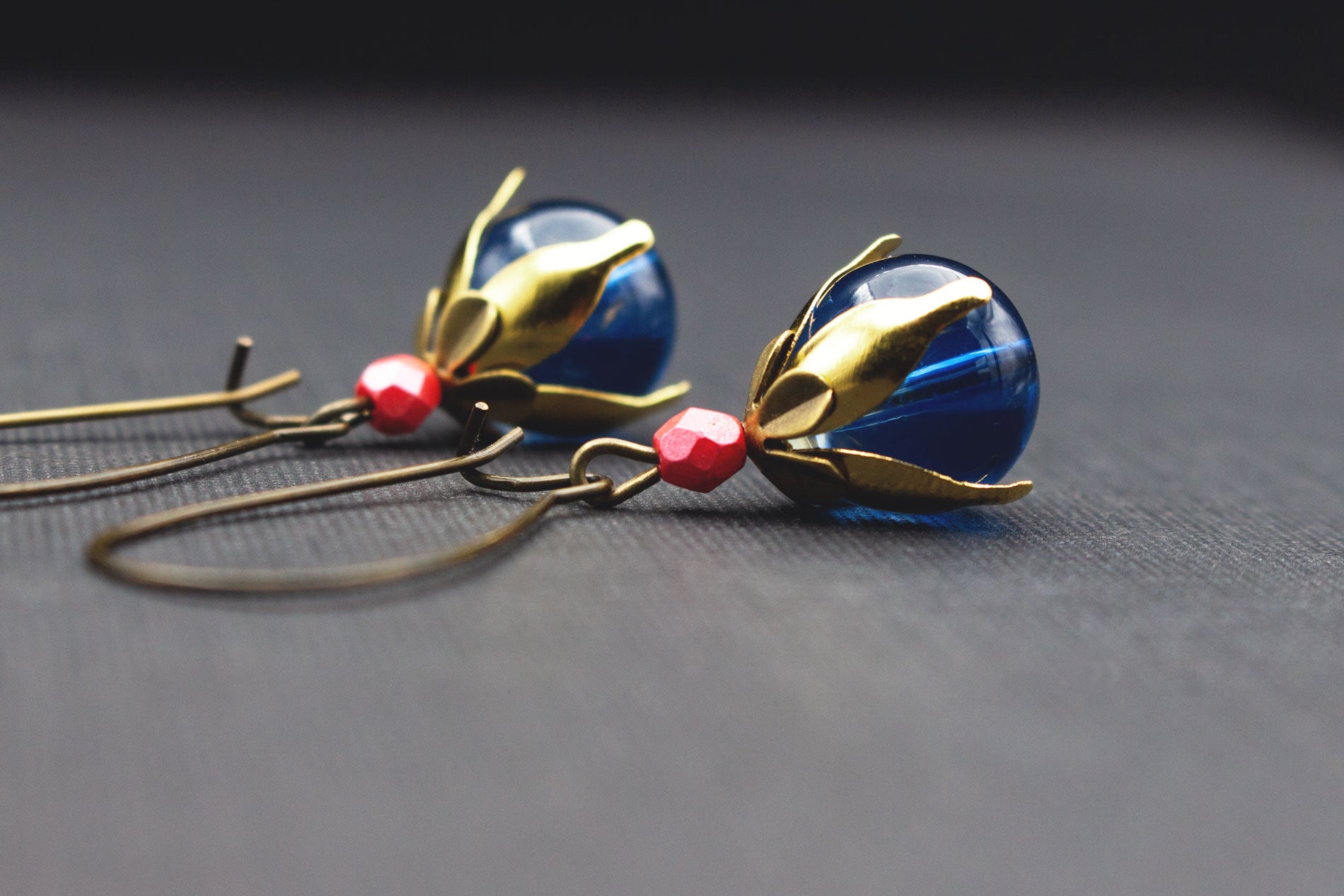 Perlenohrringe Blau Rosa Fuchsia mit goldfarbenen Brisuren – Länge 4 cm
