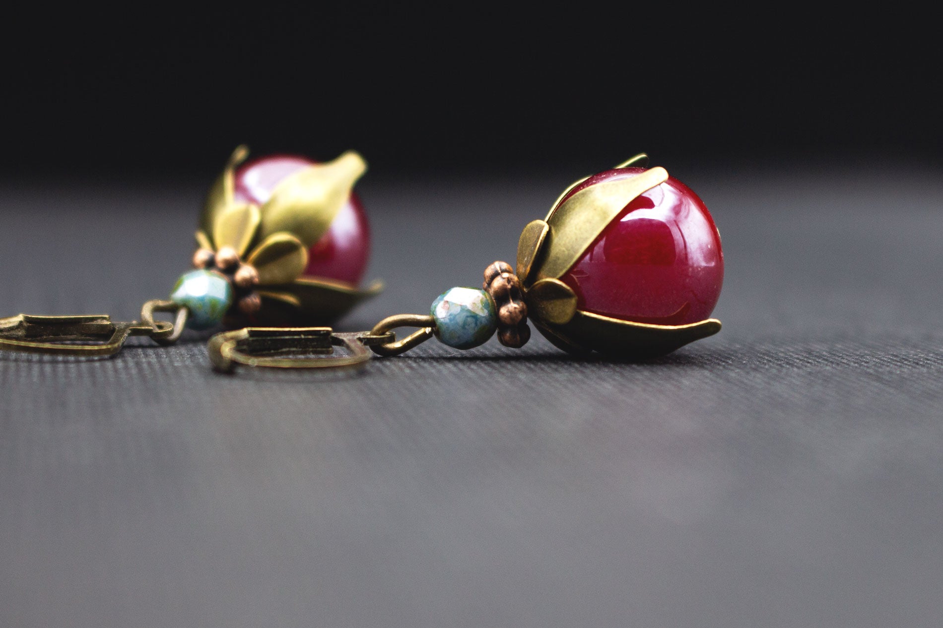 Rote Glasperlen Ohrringe mit Blütenelementen – eleganter Ohrschmuck verspielt
