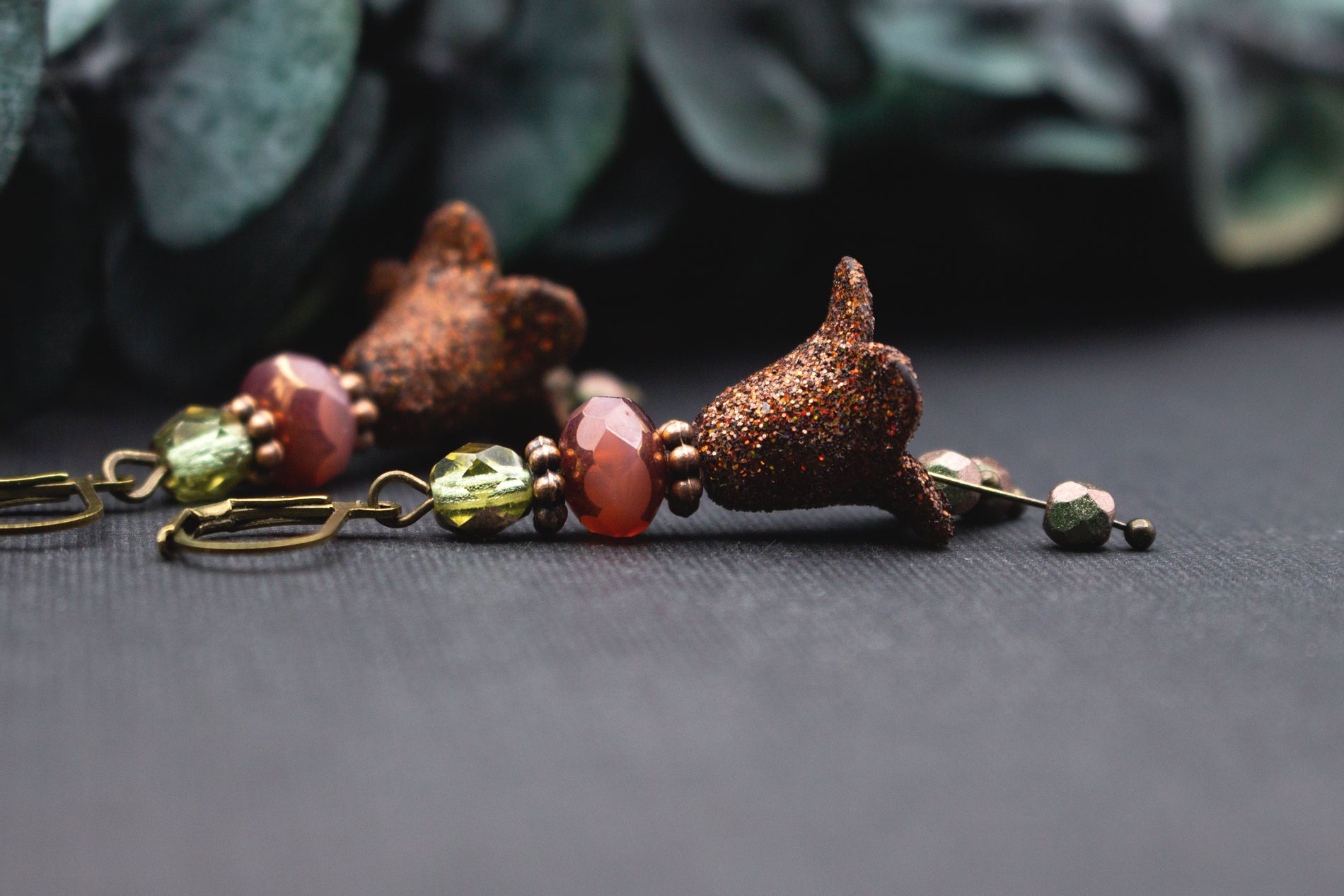 Ohrringe aus Glas und Acryl mit braunem Glitzer, Rosé-Rot und Lindgrün, warmes Design