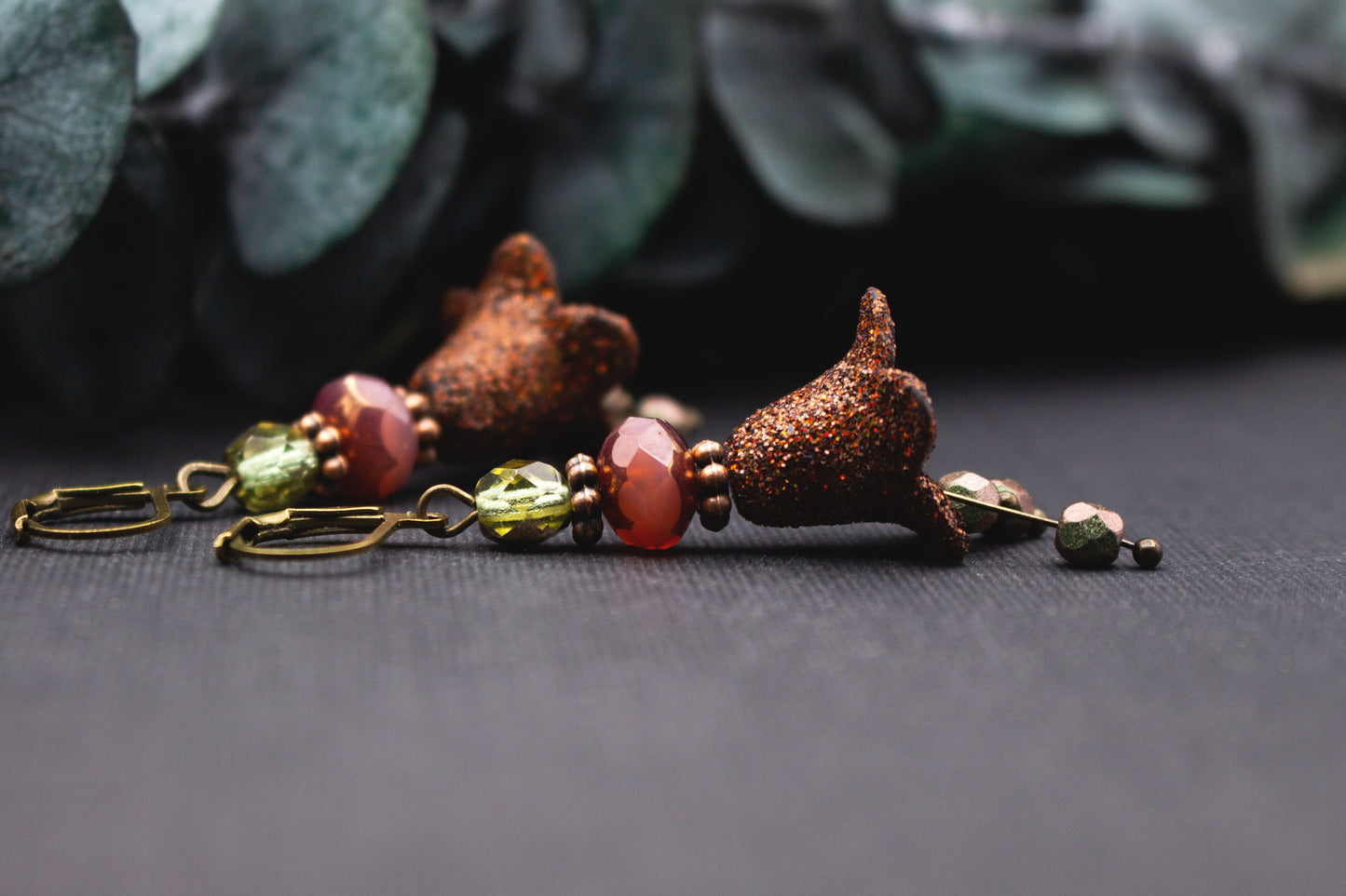 Handgefertigte Ohrringe mit braunen Glitzerblüten und Glasperlen in harmonischen Naturfarben