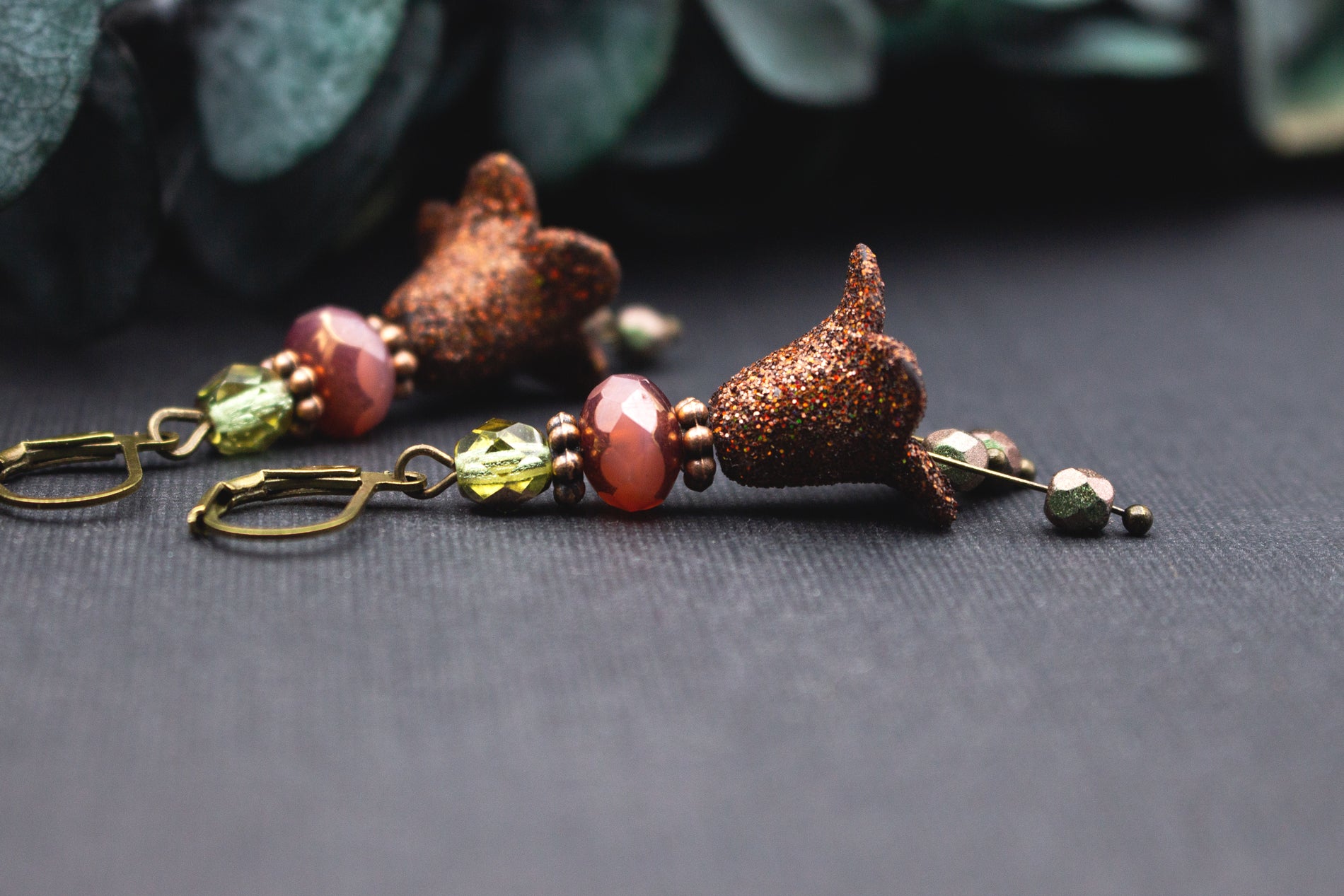 Blütenohrringe in Braun mit Glitzer, kombiniert mit roséfarbenen und lindgrünen Glasperlen