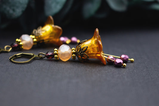 Ohrringe mit honiggelben Glitzerblüten, Glasperlen in Rosé und Beige sowie Metallelementen in Antik-Bronze, handgefertigte Ohrhänger