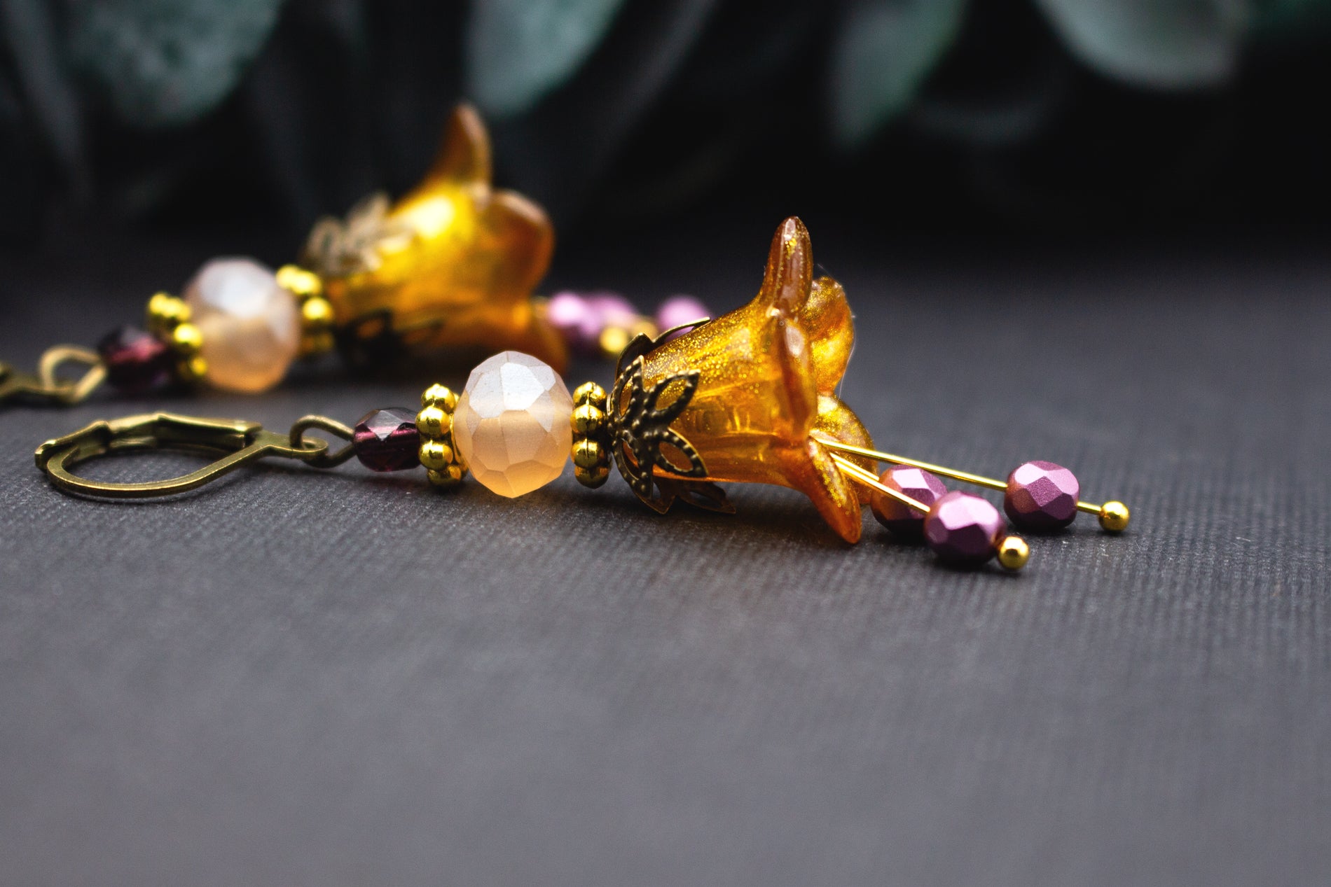 Blütenohrringe in Honiggelb mit feinem Glitzer, kombiniert mit roséfarbenen Glasperlen und antik-bronzenem Metall