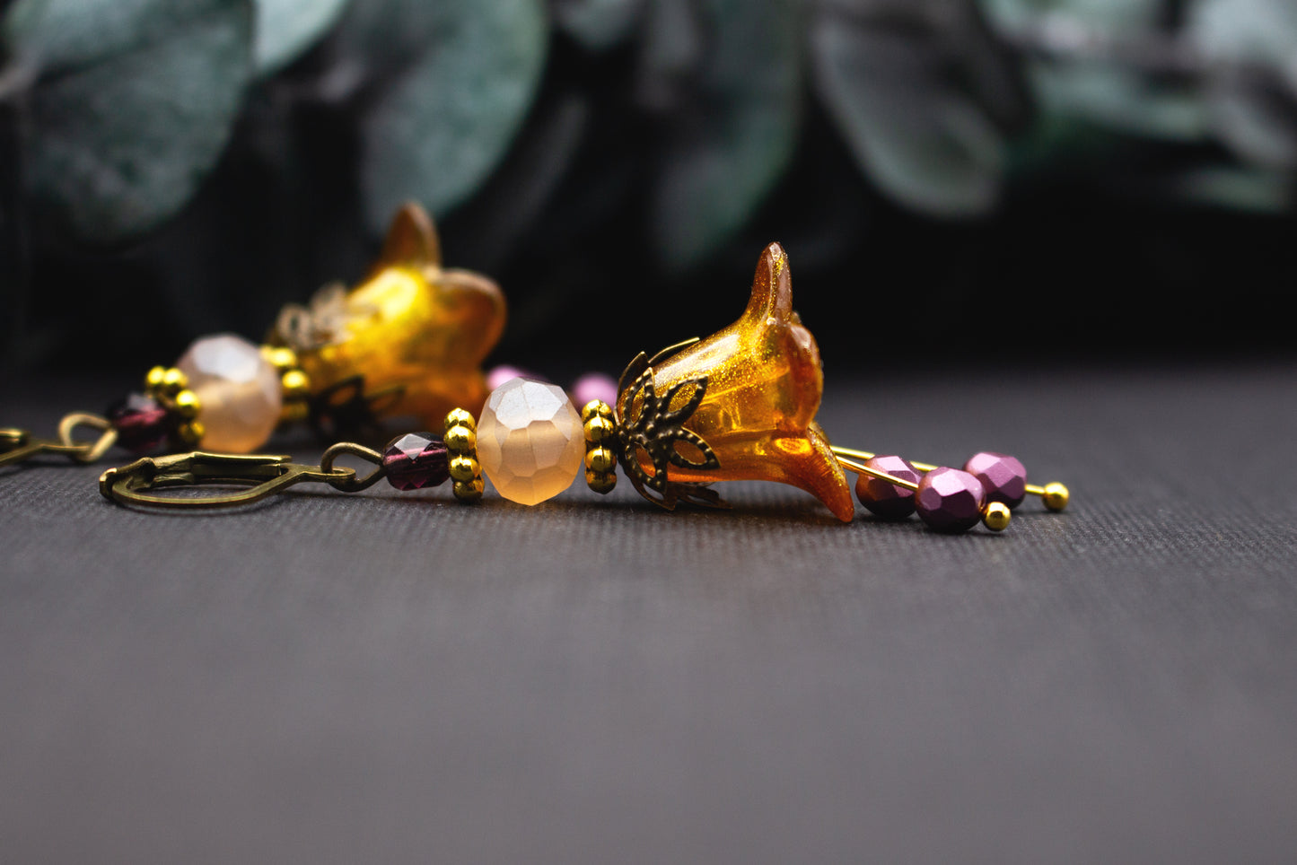 Detailansicht honiggelber Glitzerblüte mit Glasperlen in Rosé und Beige an antik-bronzenem Ohrhänger