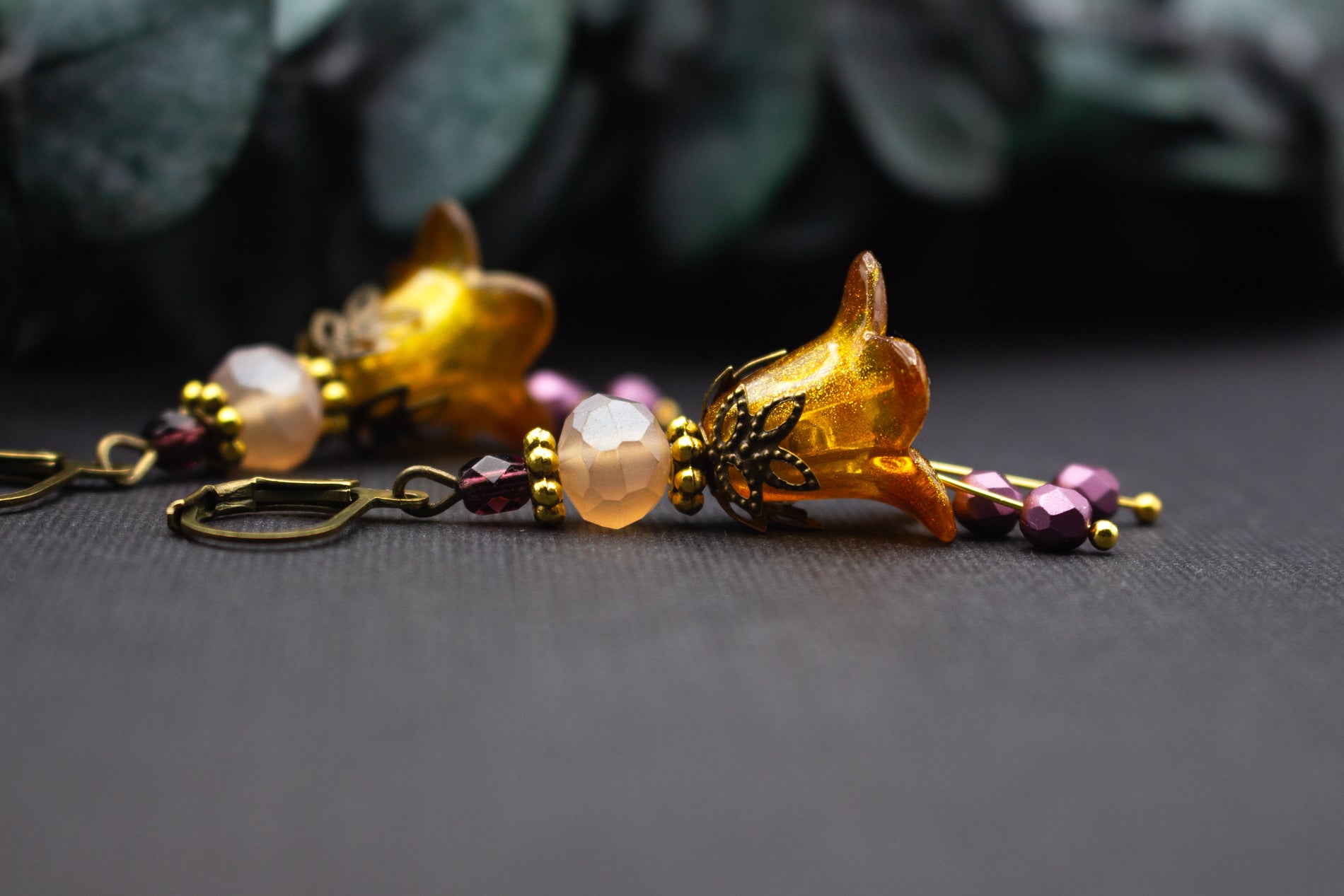 Handgefertigte Ohrringe mit glitzernder Blüte in Honiggelb und roséfarbenen Glasperlen