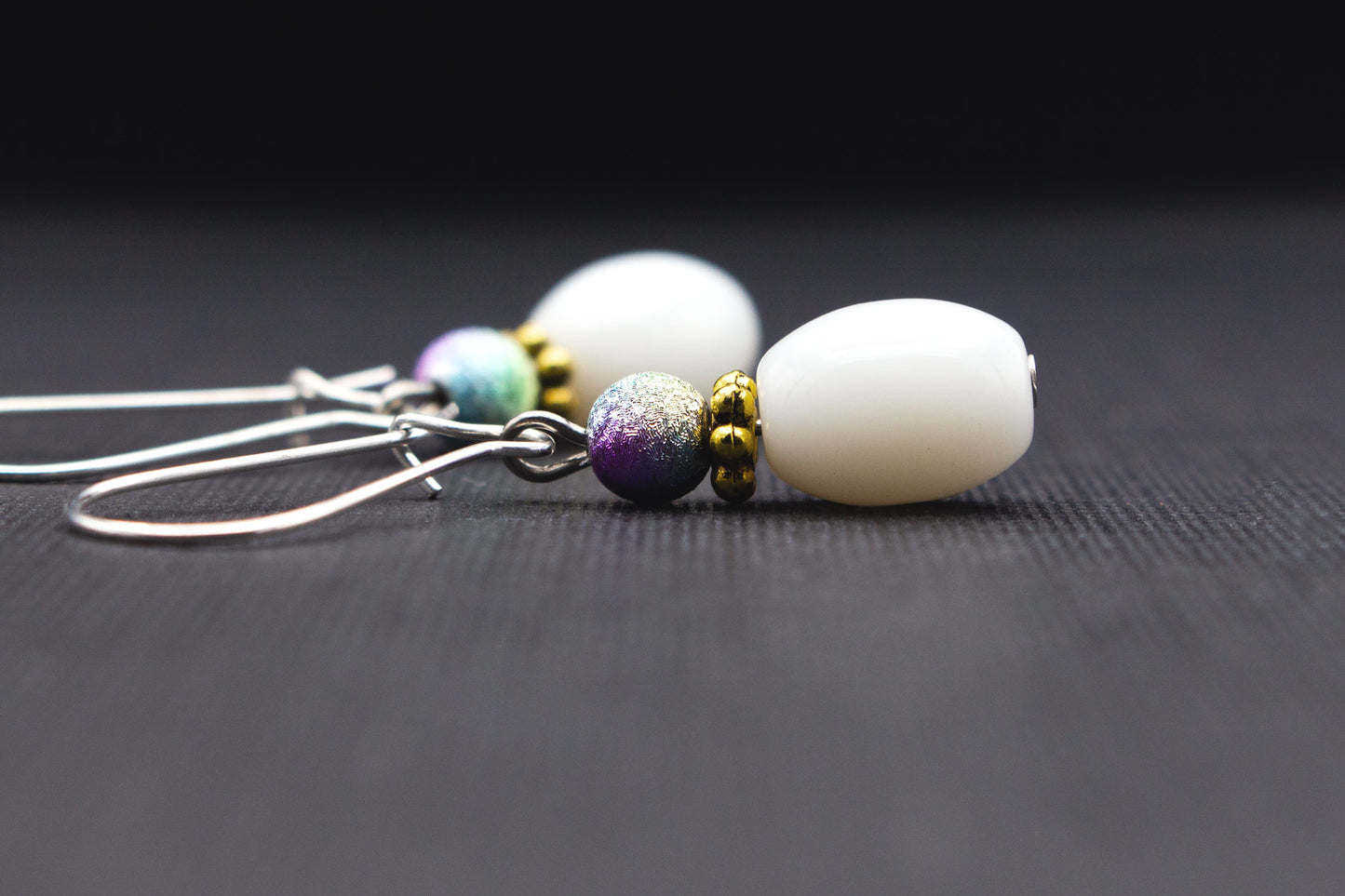Glitzerperlen Ohrringe Weiß mit Farbwechsel – Schmuck verspielt und elegant
