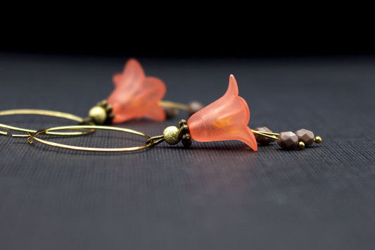 Goldfarbene Creolen-Ohrringe mit orange-roten Blüten und braunen Glasperlen