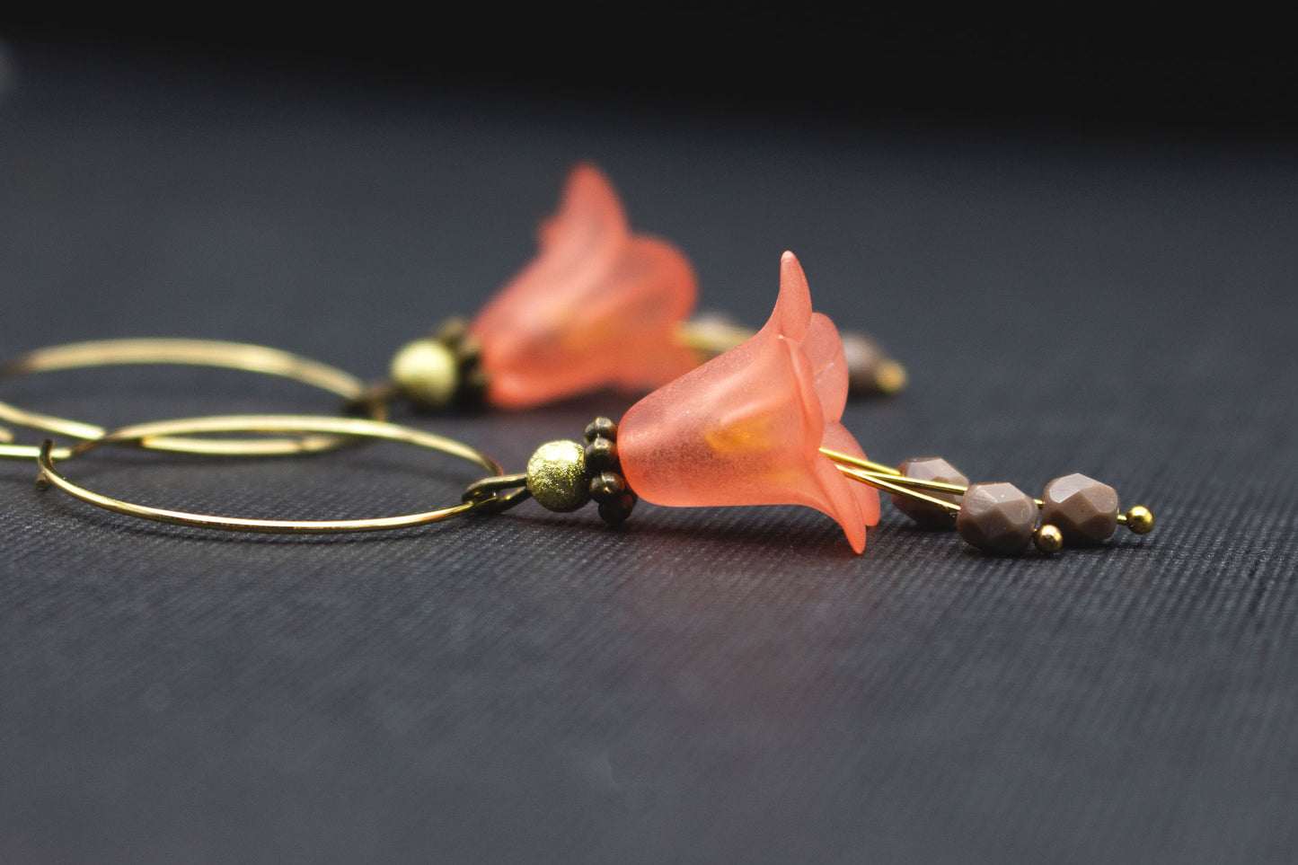 Detailaufnahme Ohrringe goldfarben mit Blüten und Glasperlen