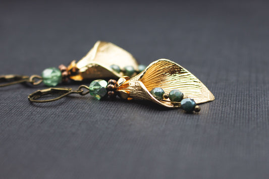 Ohrringe mit goldfarbenen Blütenblättern und Glasperlen in Dunkel- und Lindgrün – eleganter Damenschmuck 5 cm