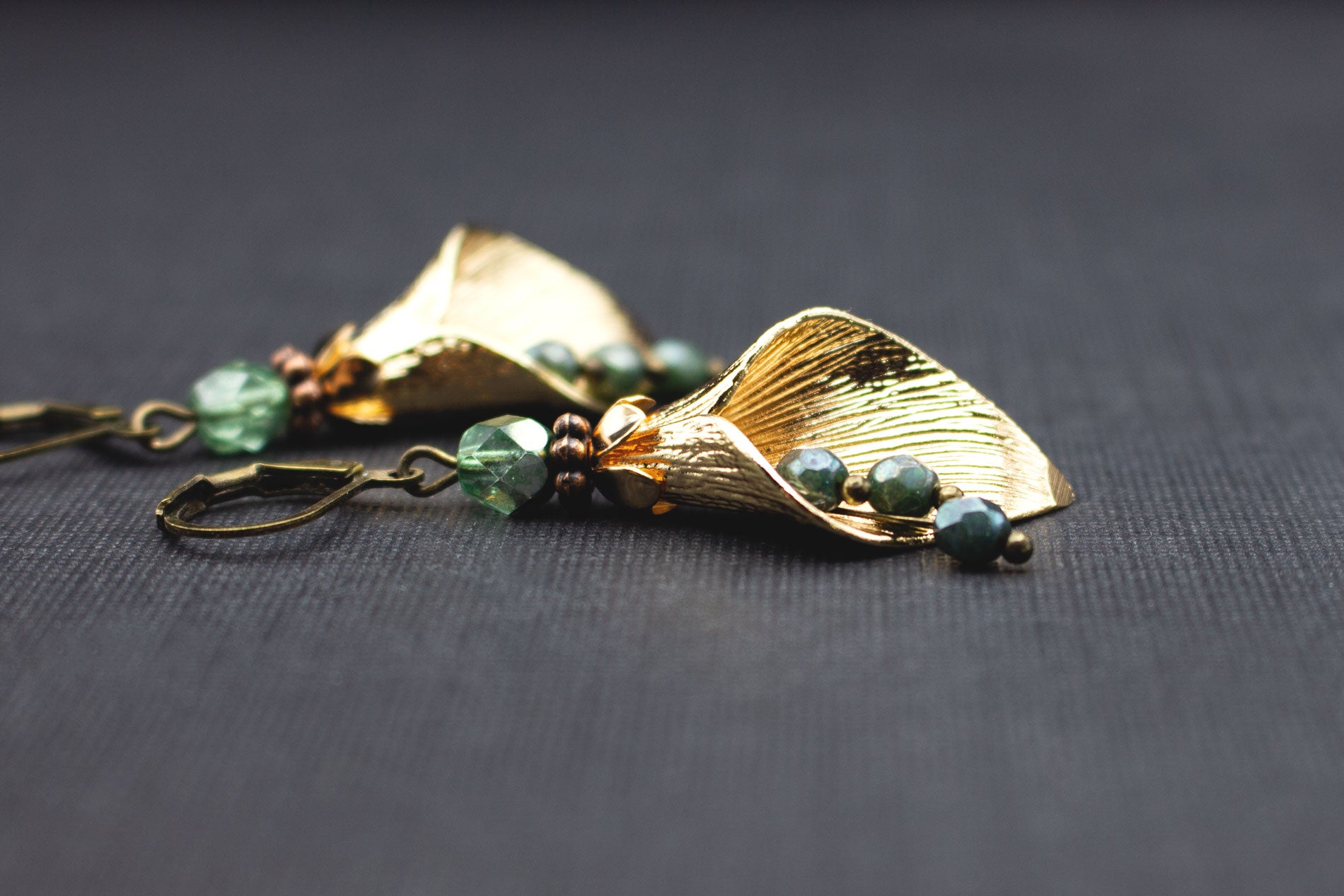 Elegante Damenohrringe mit goldenen Blütenblättern und grünen Glasperlen – Statement-Schmuck 5 cm