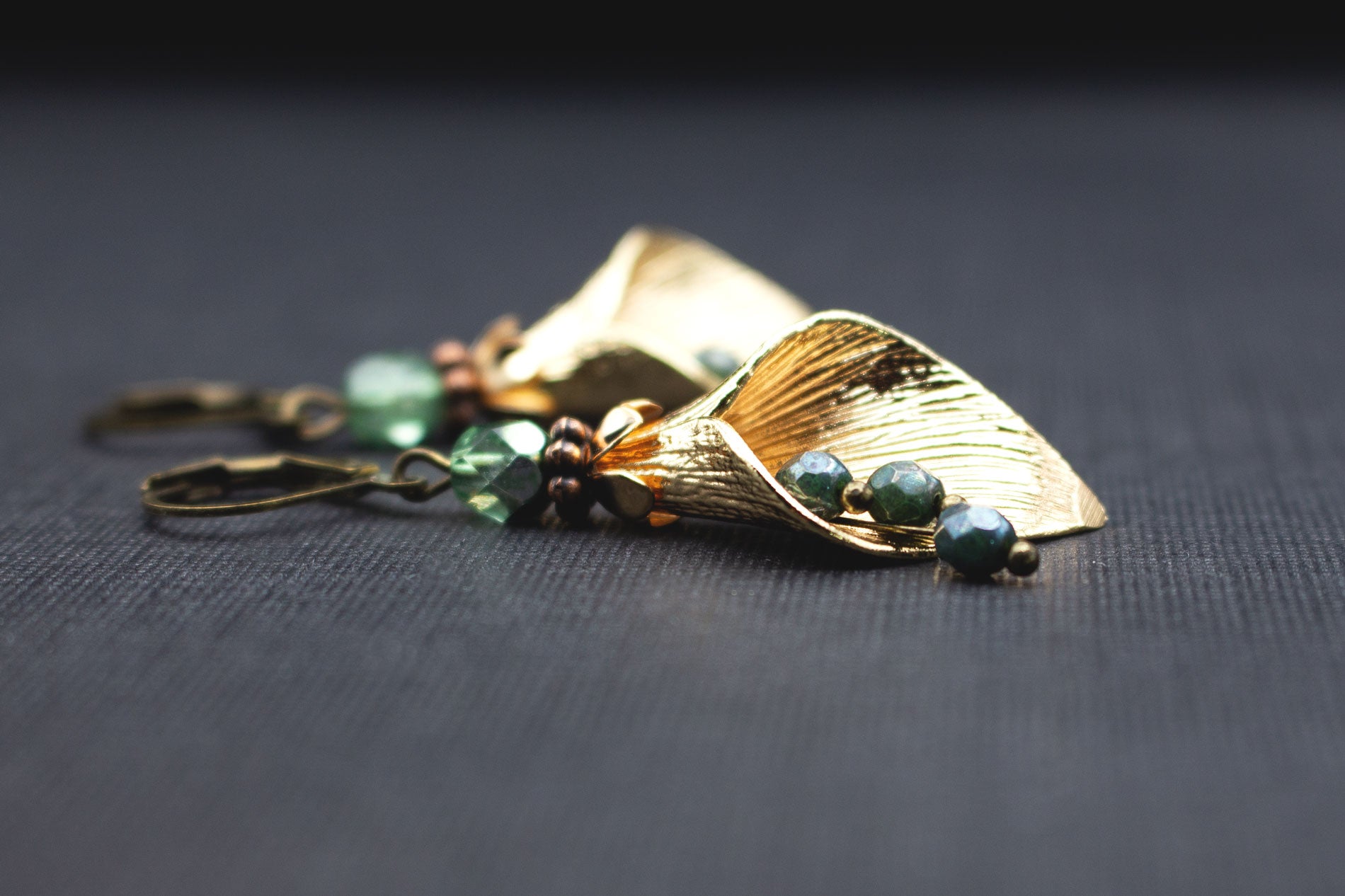 Statement-Ohrringe in Gold, Dunkelgrün und Lindgrün mit Glasperlen und Blütenblatt-Design – Länge 5 cm