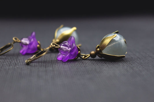 Ohrringe mit grauen Glasperlen und lila Acrylblüte mit violetter Glasperle