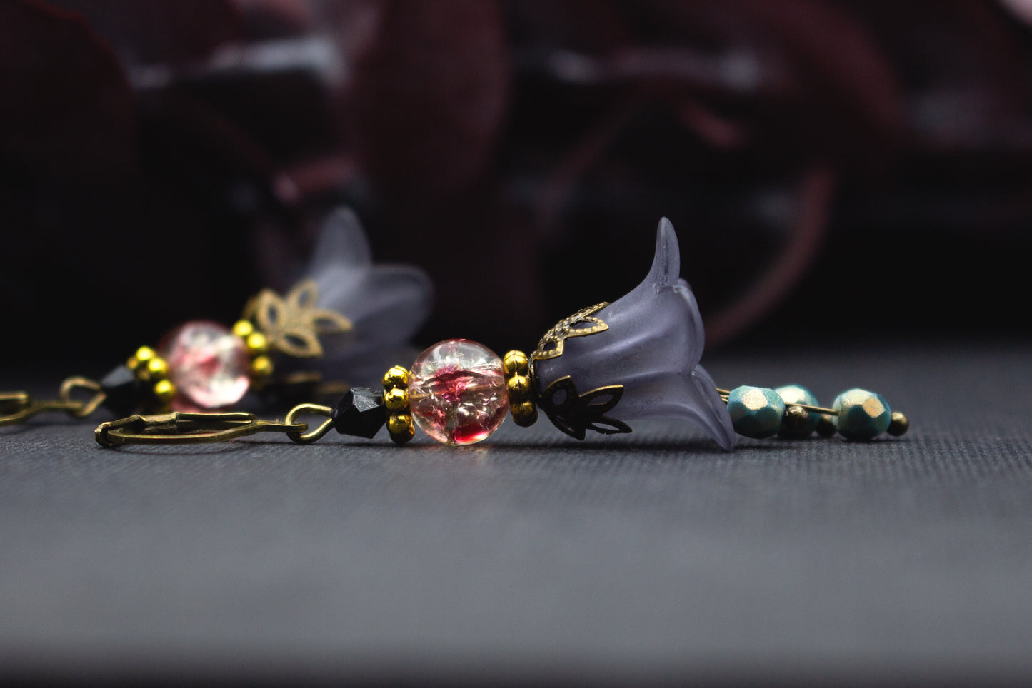 Blütenohrringe vintage grau gold – feine Ohrhänger aus Glas und Messing mit roséfarbenen Akzenten