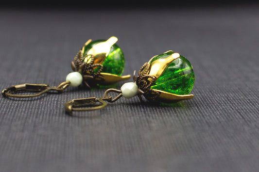 Ohrringe Grün Crackle Glasperlen mit Perlenkappen – eleganter Vintage Schmuck