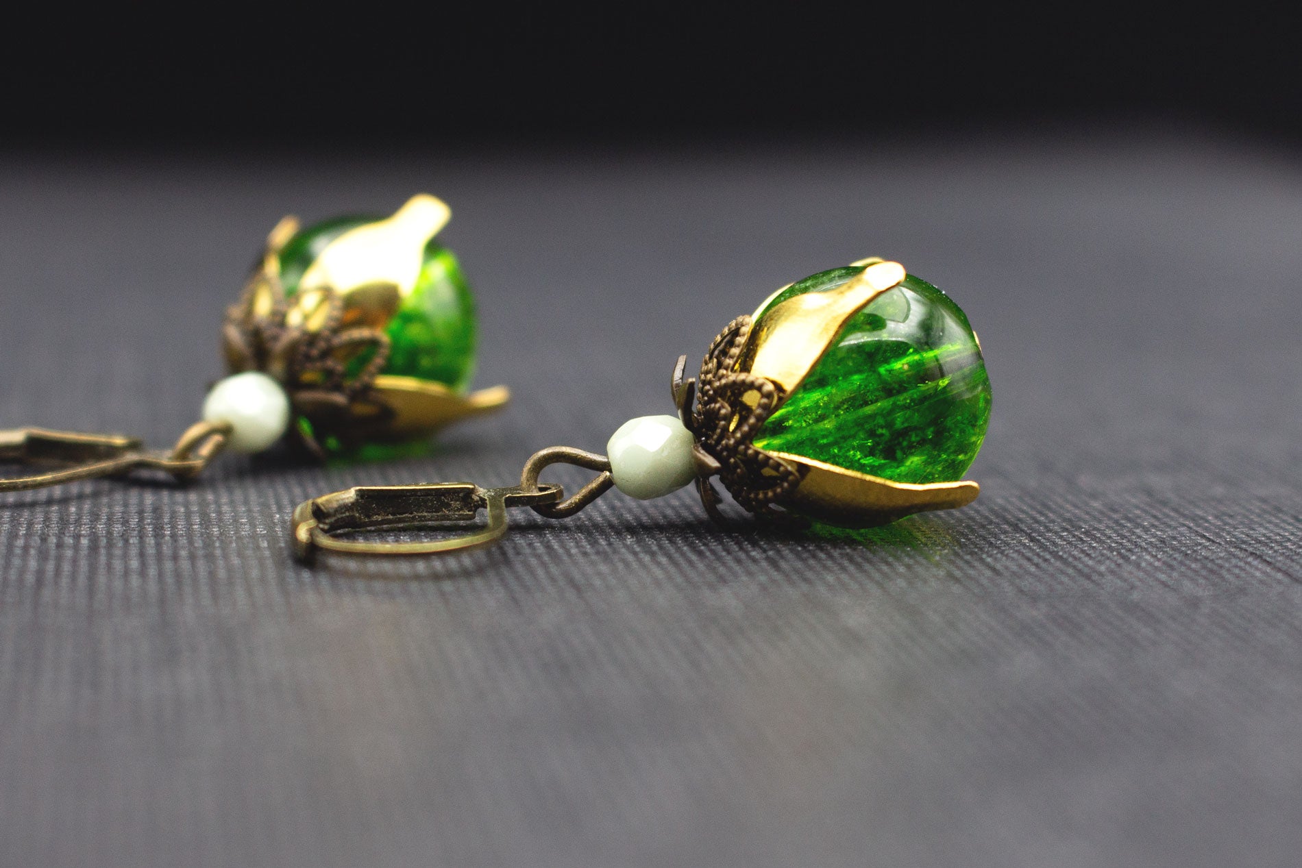 Grüne Crackle Glasperlen Ohrringe mit mintfarbener Perle – romantischer Ohrschmuck