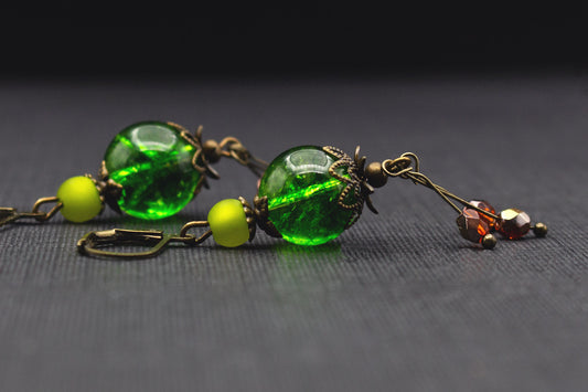 Ohrringe mit grünen Crackle-Perlen, Lava-Orange und Polaris-Perlen in Antikbronze