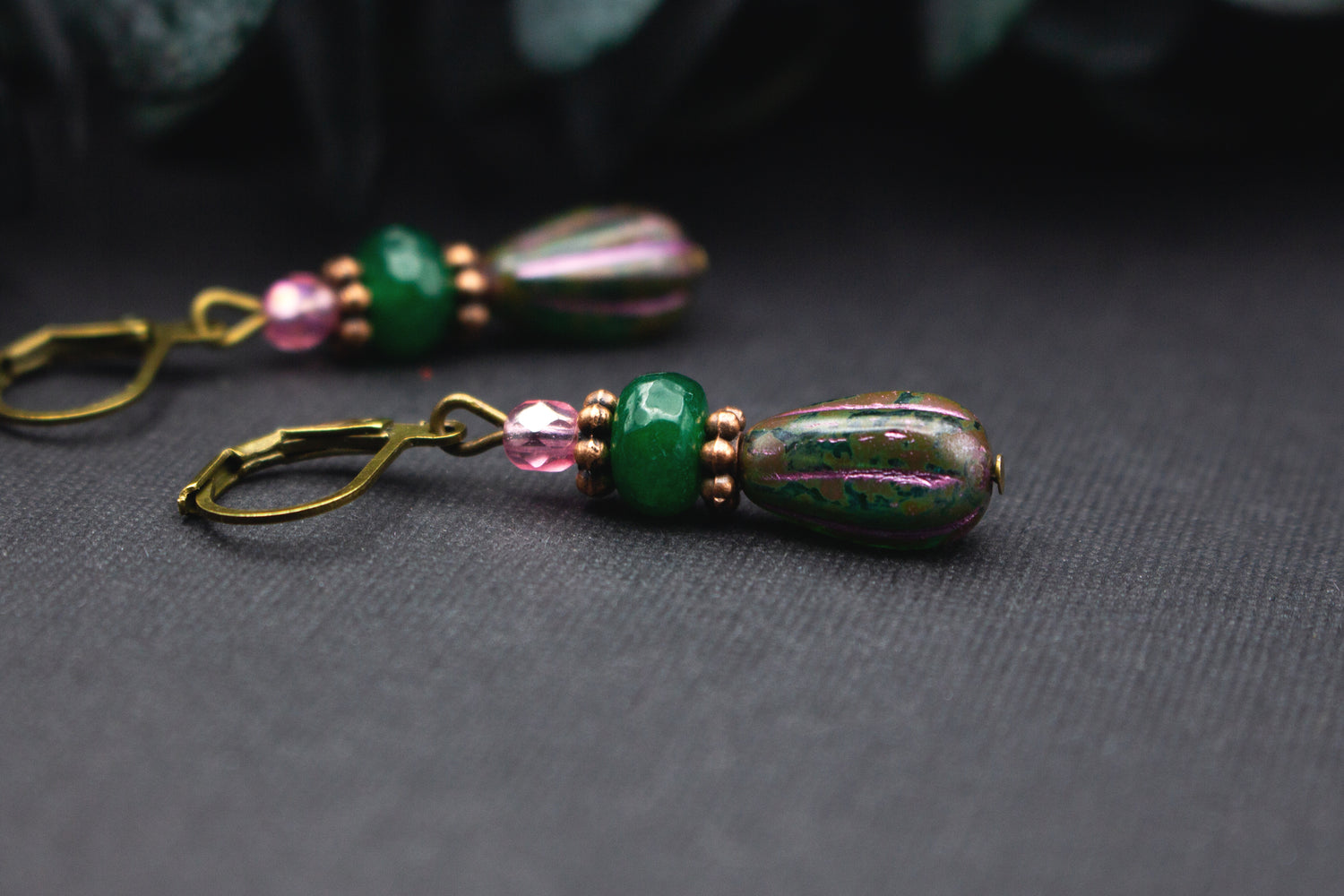 Ohrringe in Grün und Rosa mit Glasperlen und Metallelementen in Kupferrot und Antik-Bronze, elegante handgefertigte Ohrhänger