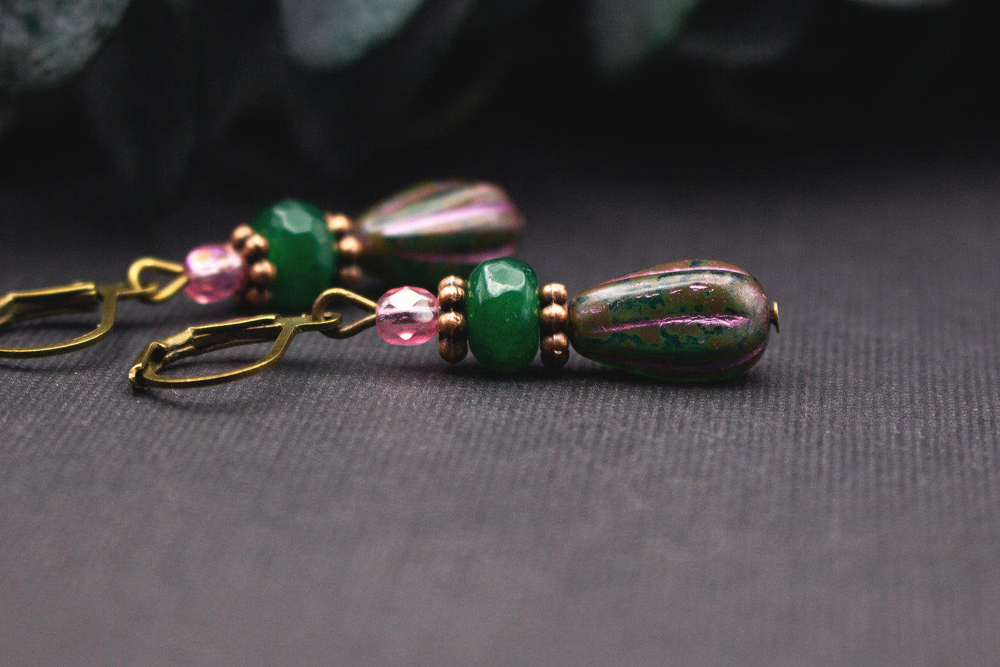 Ohrhänger aus Glas in Grün und Rosa mit länglicher Glasperle und warmen Kupfer- und Bronzetönen