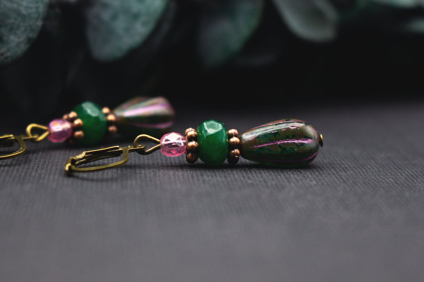 Glasperlen Ohrringe grün rosa mit facettierter Perle und antik-bronzefarbenem Metall