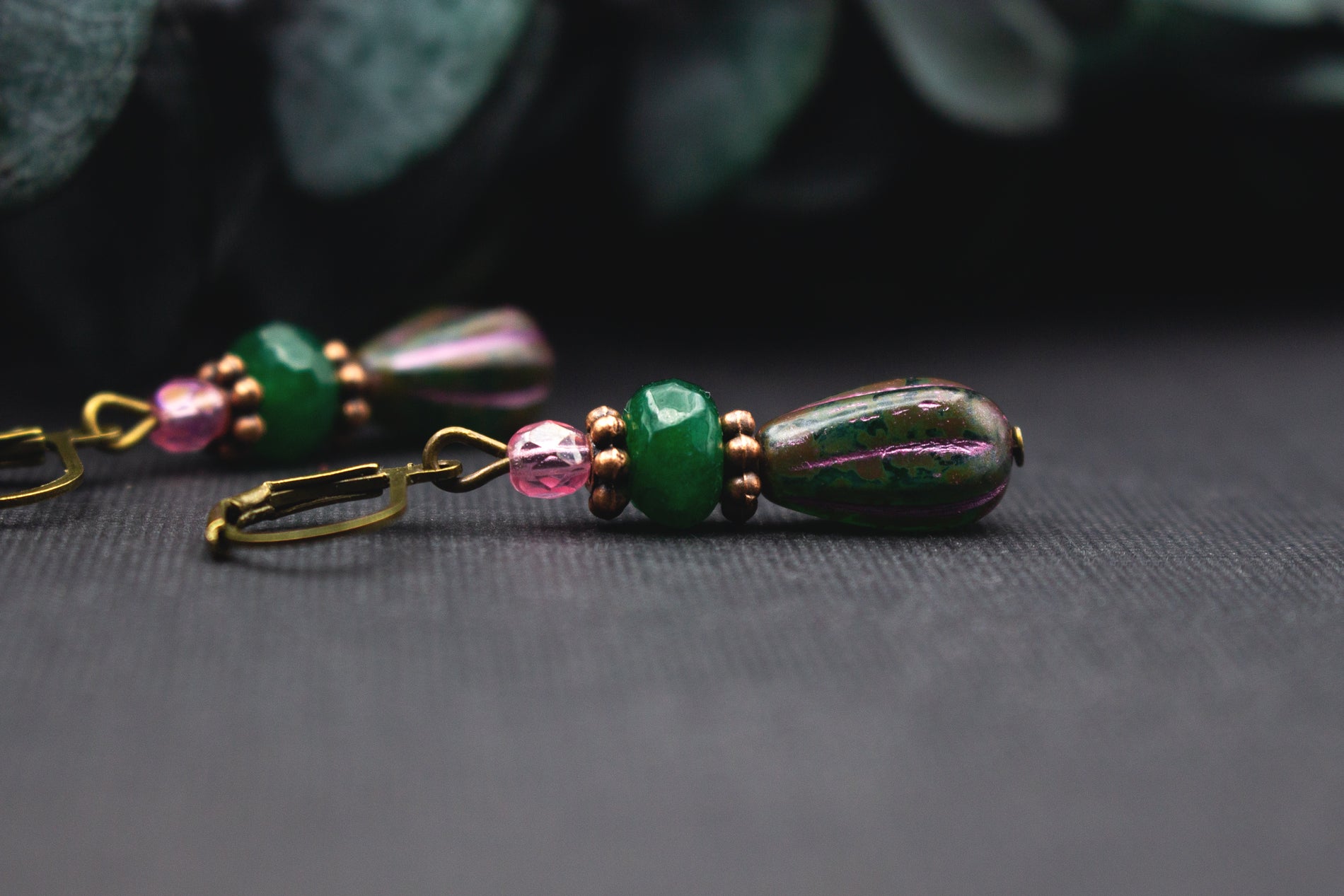 Glasperlen Ohrringe grün rosa mit facettierter Perle und antik-bronzefarbenem Metall