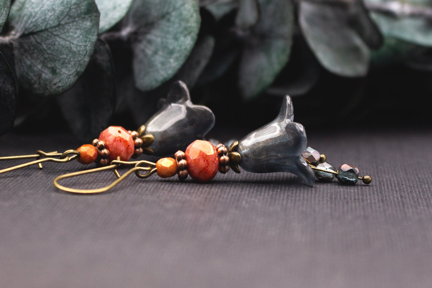 Detailansicht handbemalter grauer Blüte mit Glasperlen in Altrosa an antik-bronzenem Ohrhänger